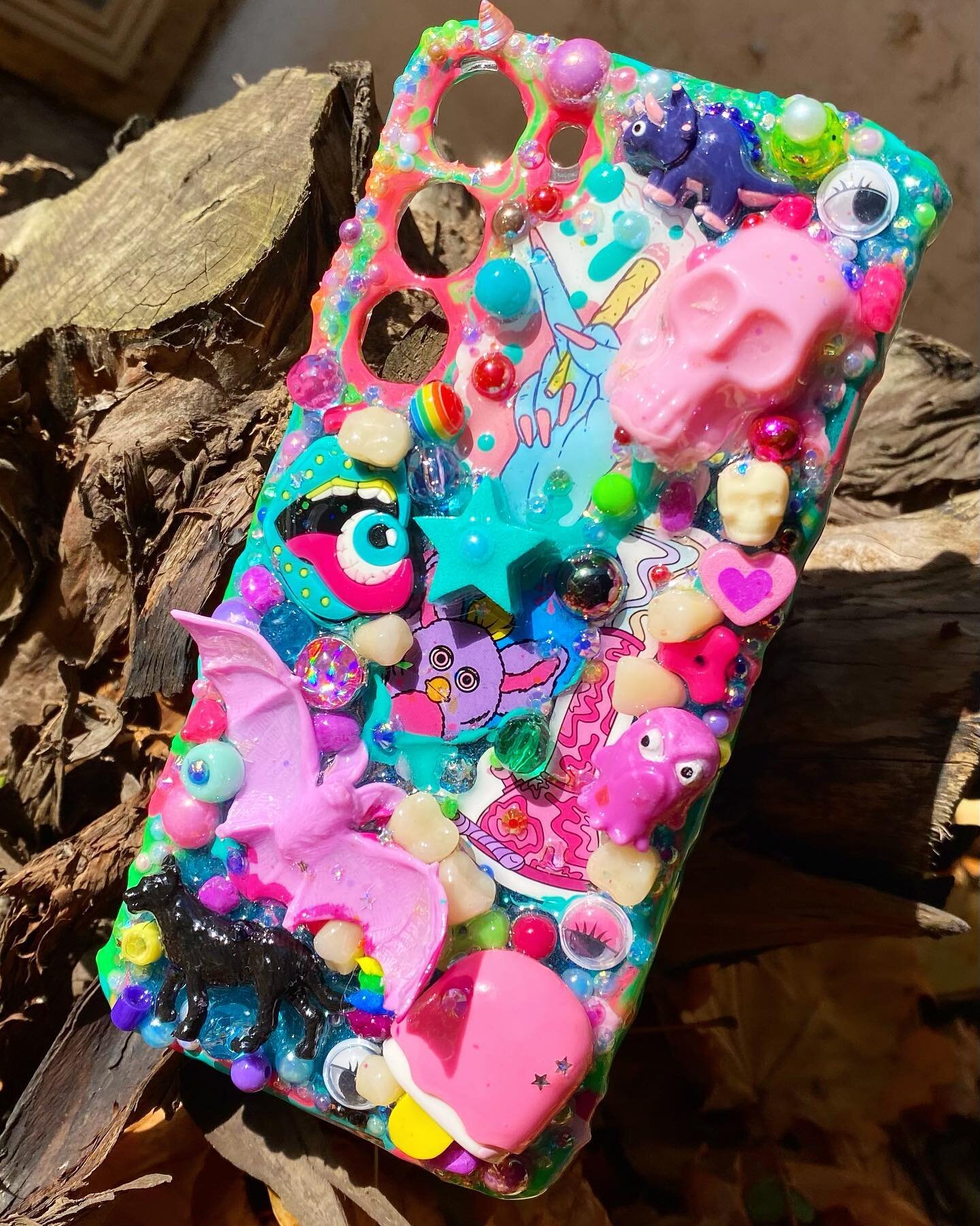 🥳 custom phone case for the lovey @litalotus_ 💗💚 adore how this one turned out! 
now making cases for any size phone ‼️ completely customizable designs that are durable and feel amazing to touch. link in bio to scoop your juice today! 
#phonecases