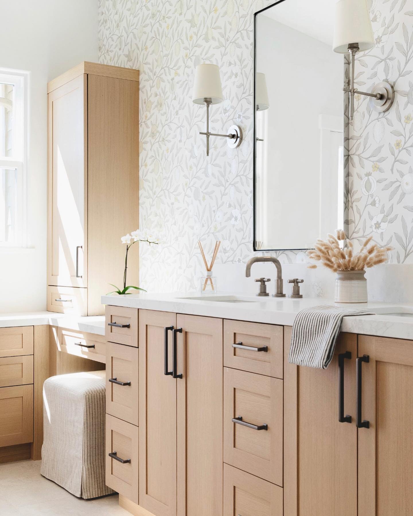 A beautiful primary bath vanity featuring our Montecito Door in the Praline finish. 🍯 #honeycabinetry