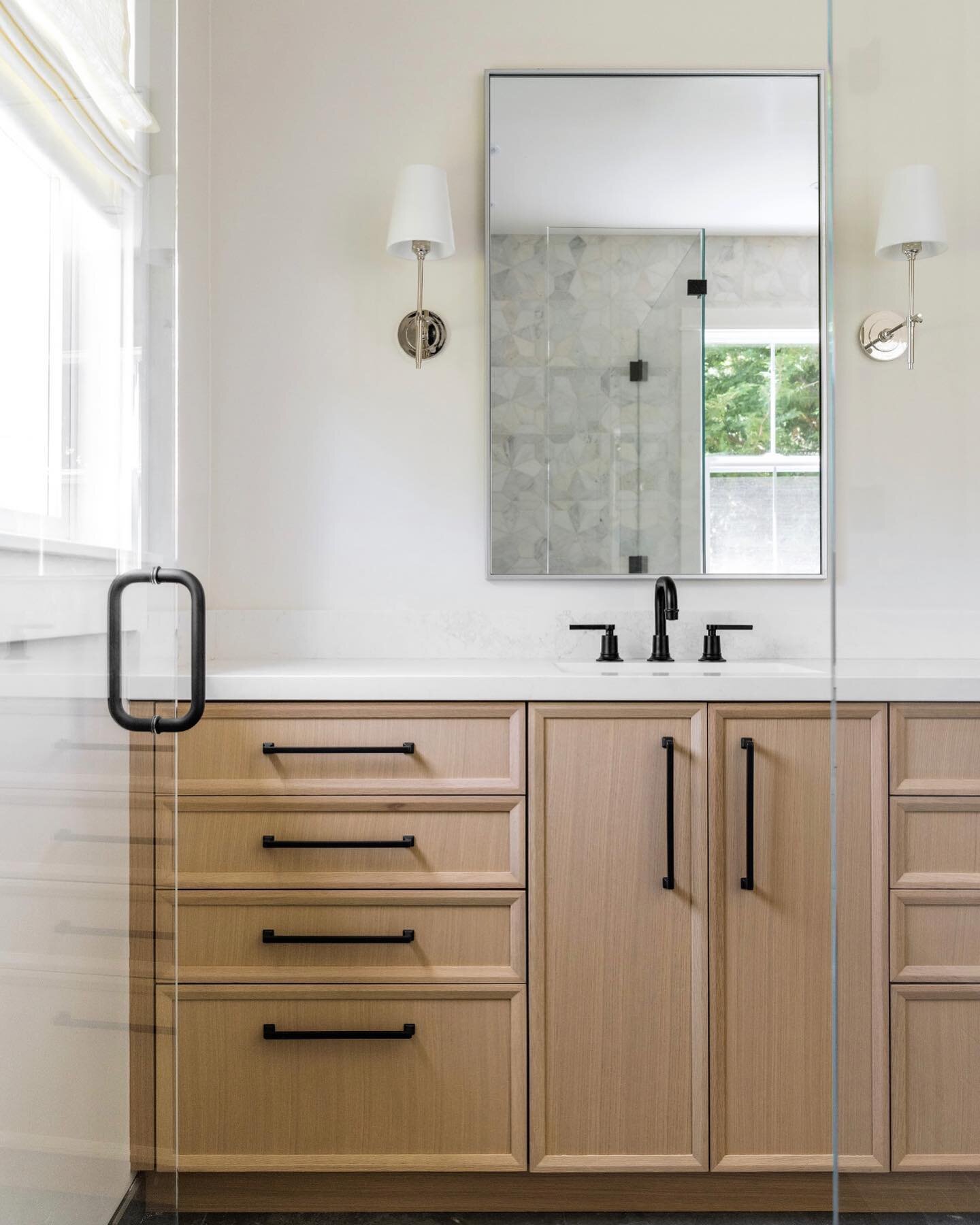 Beauty meets function in this Primary bath 🛁 Our Santa Monica Door style in the Ecru stain is a stunner 🤩 We decked this vanity out with a grooming drawer and a makeup organizer for sleek storage!  Ready for your cabinetry upgrade? Message us today