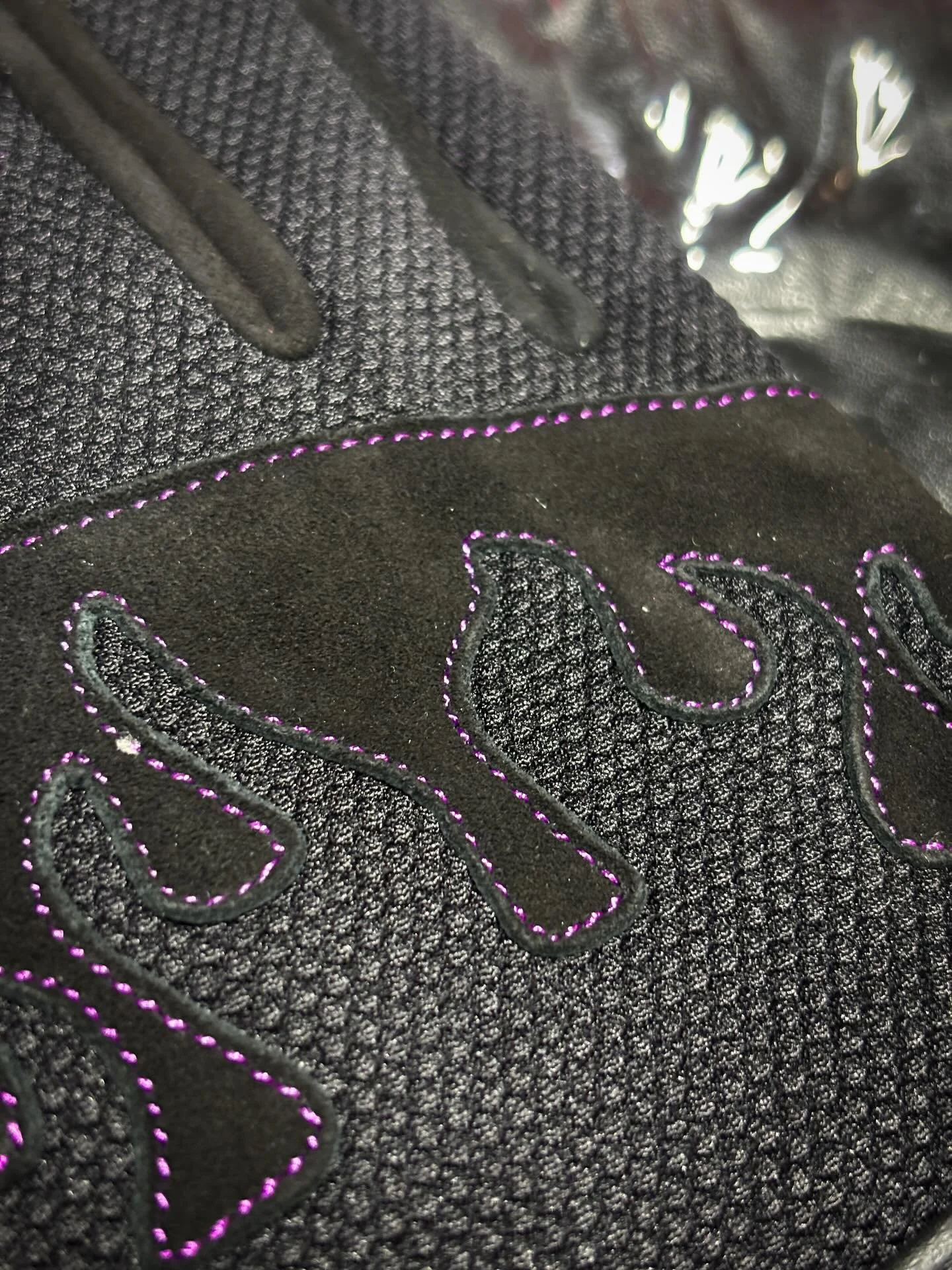 The new driving gloves turned out reaaaaaal good 🧤

We made these to match the new team colours for next year - Tim, Matt, Rowdy and Rhys are 💚, Jono, Caleb and Lako are Purple/Black 💜. Suede Palm &amp; Fingers for Grip

Embroidered Logos
Accent d