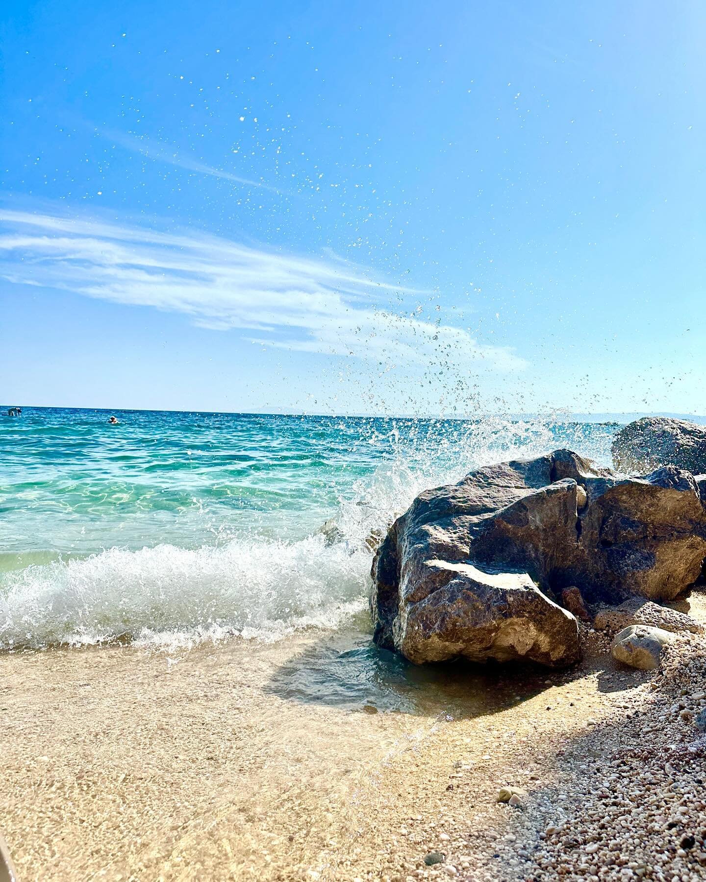 Summer is in full swing down here. Beach time, cold drinks and a good book. What more could you ask for! 😎🌊📚 
#incrediblestarabaska #croatiafulloflife #sunshineresidence