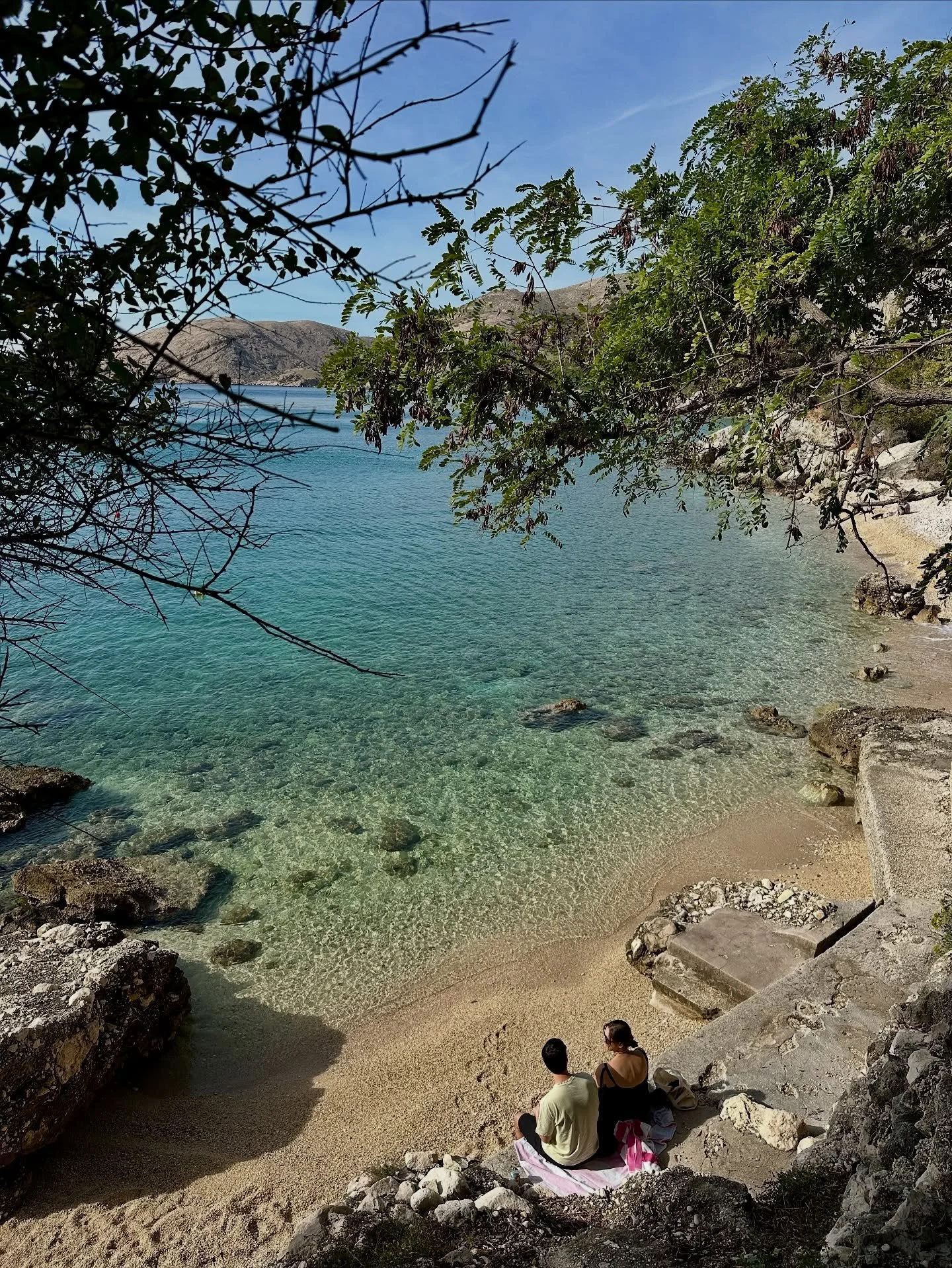 A beautiful autumn day by the sea.
The water is still warm, the sun soft, the air calm. You still sweat a little when sitting by the shore — but it’s that gentle kind of warmth you wish could last forever.
The beaches are quiet now, the