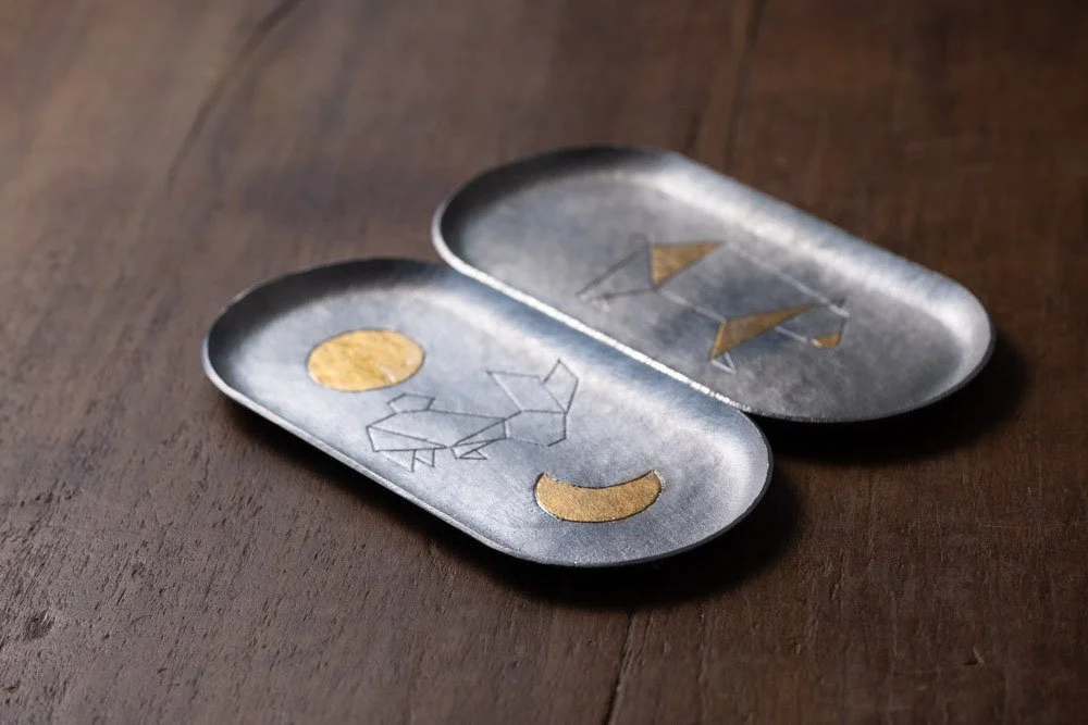 2 pure tin 18cm Gold Paint Oval Tray on wooden table