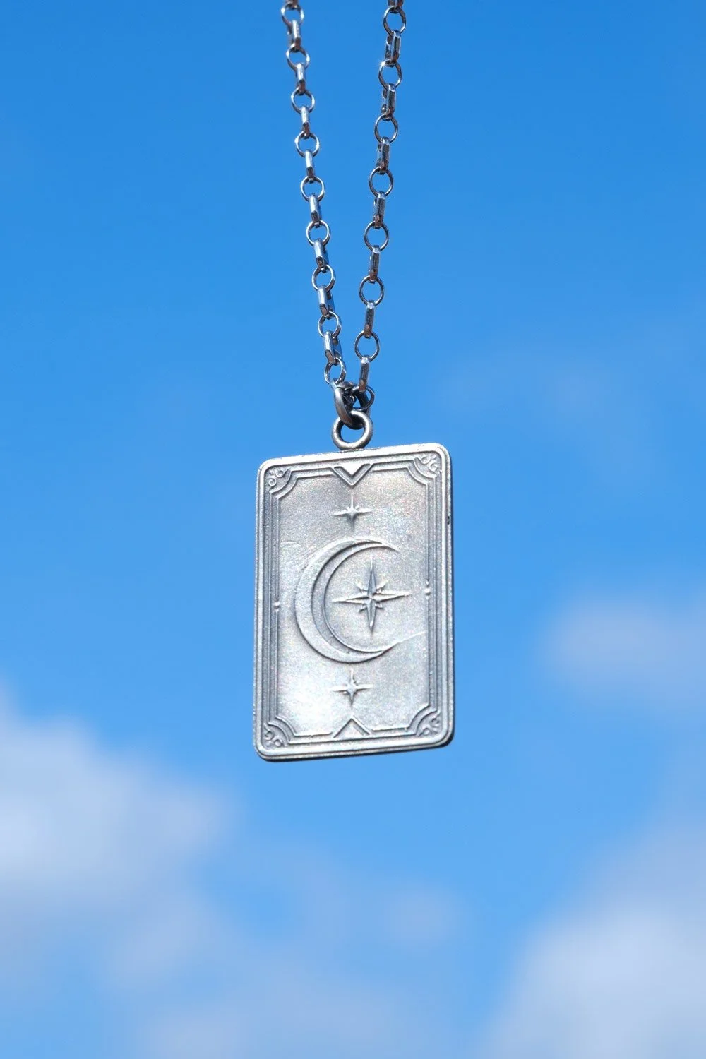 Pét-a-card collectible pet portrait card pendant showing custom artwork and sterling silver engraving detail
