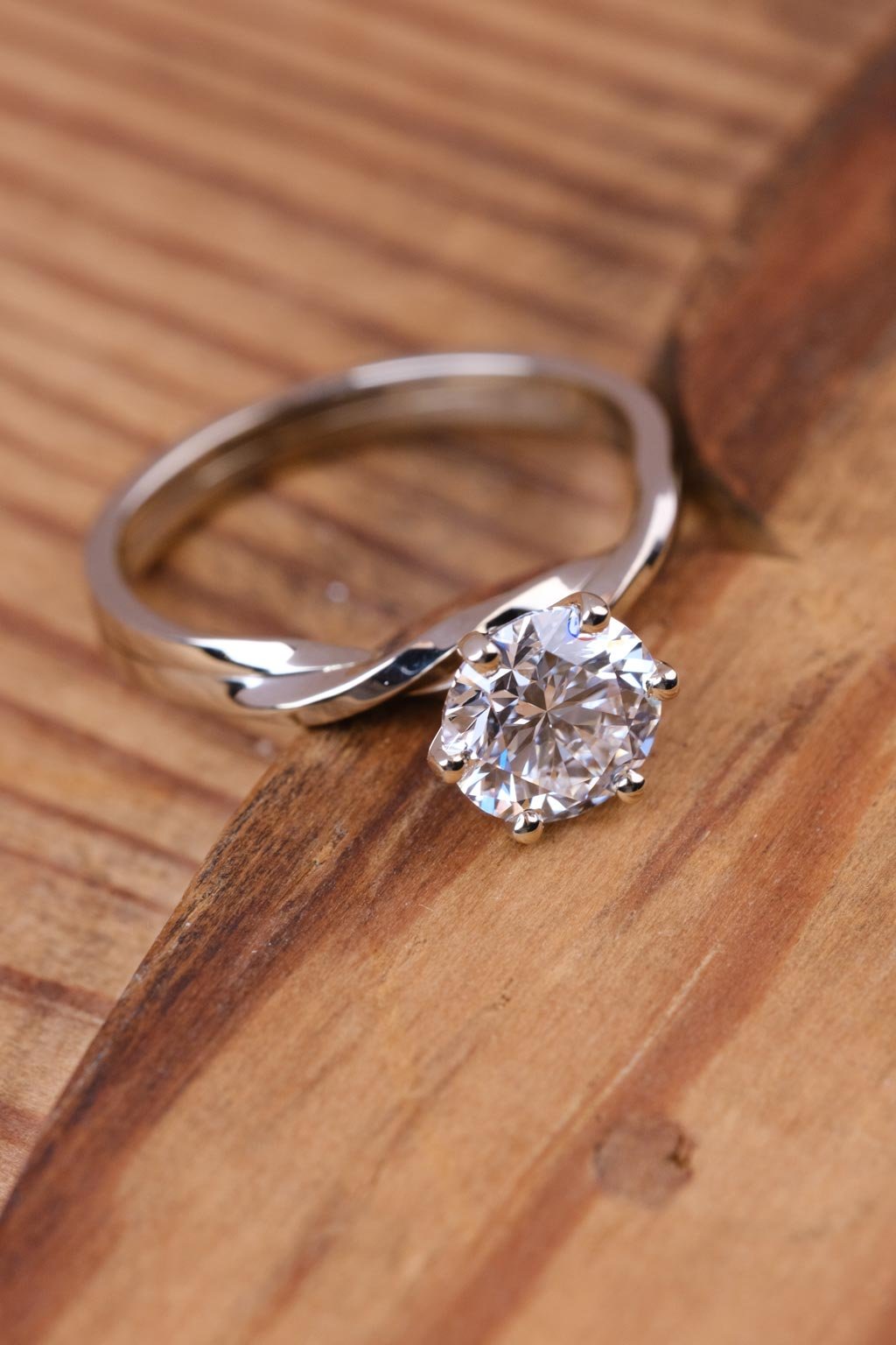 Twin Souls 18K gold diamond engagement ring, detail view 3