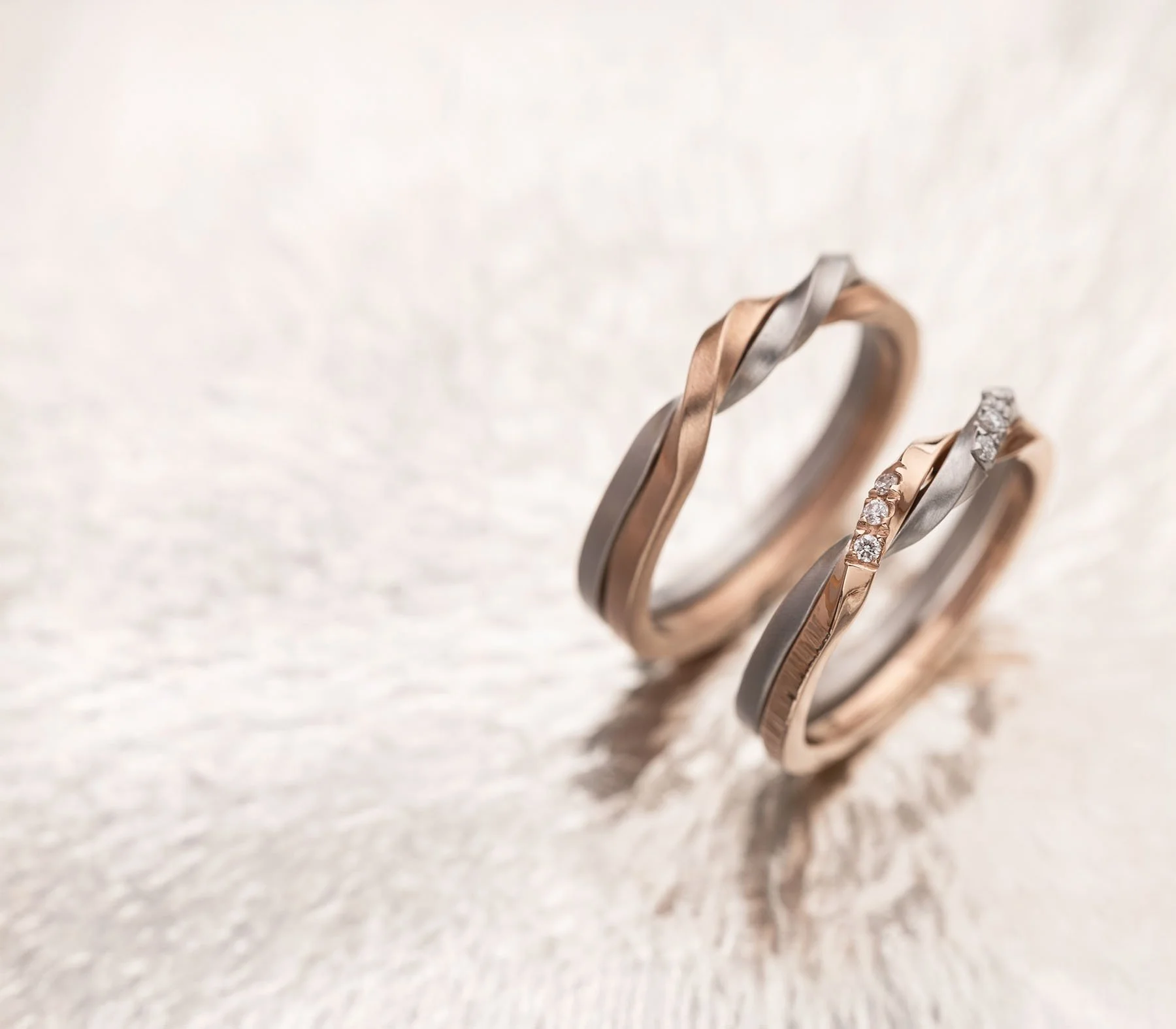 Two Twin Souls Rings with white gold and rose gold texture placed
