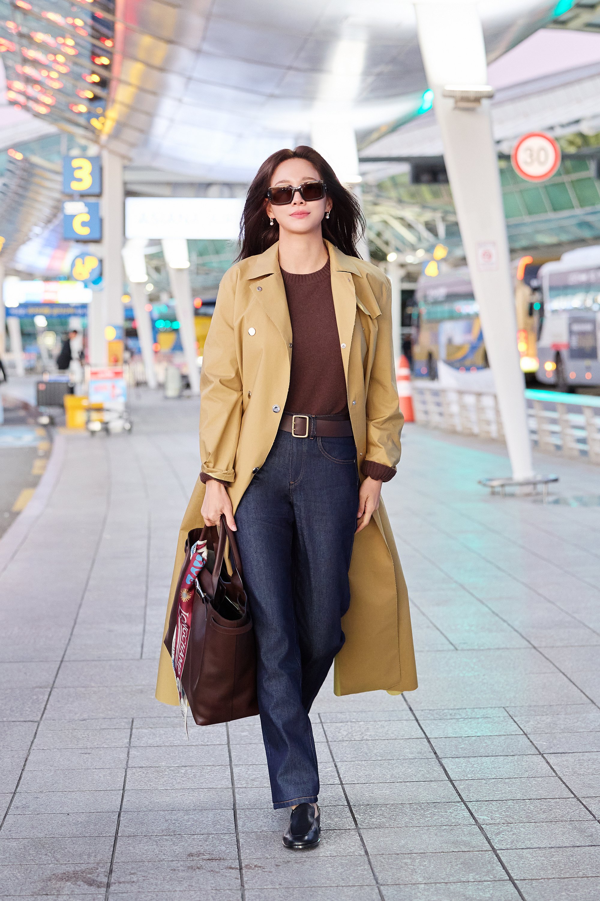 KIM SE-JEONGCARRYINGLONGCHAMP LE SMART BAGAT THE AIRPORT