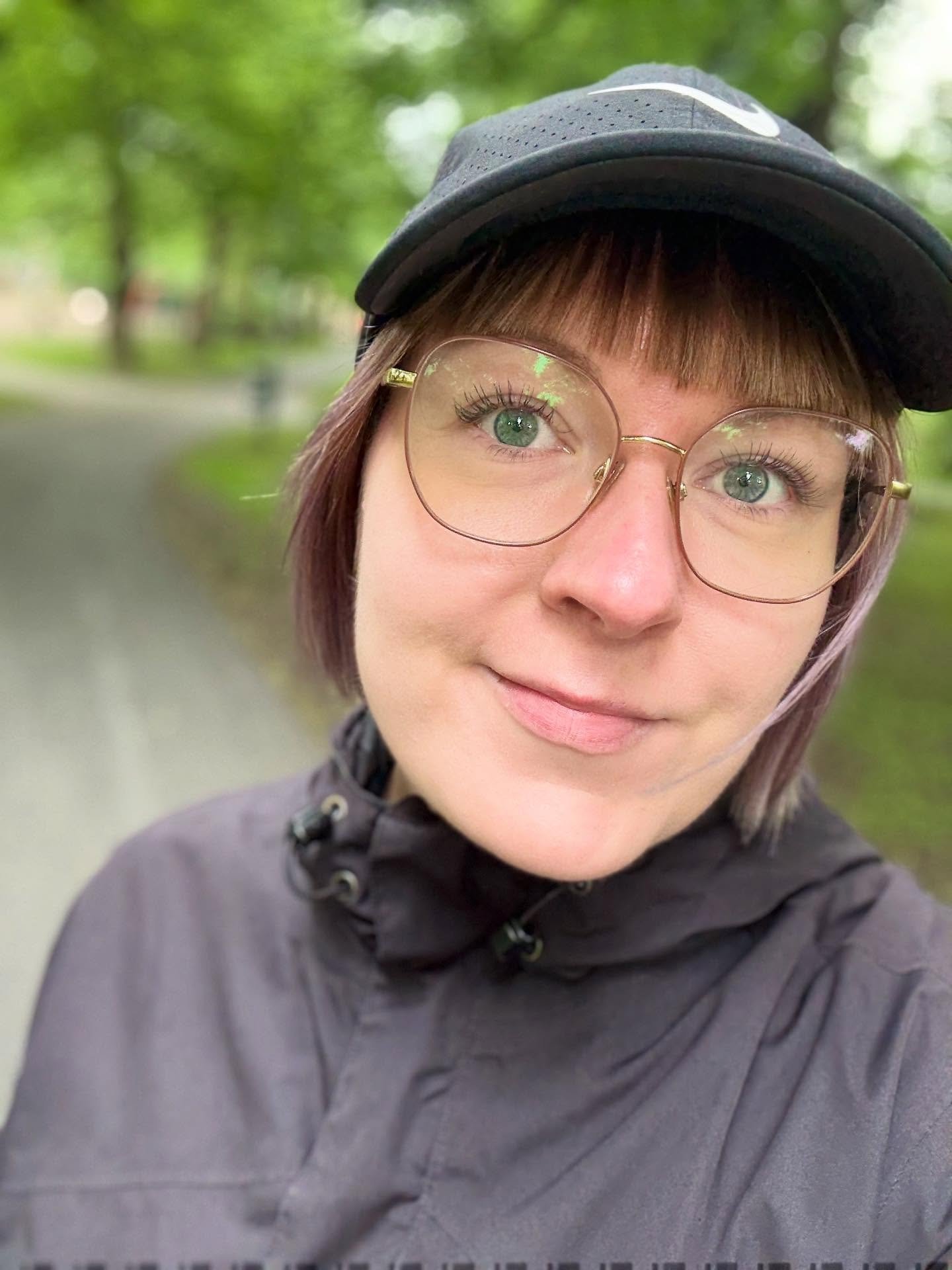 Lempijuttuja maanantain kunniaksi: k&auml;vely vihreyden keskell&auml;, upeita puita ja paras Metso.

Toisin sanoen, p&auml;&auml; oli kierroksilla ty&ouml;p&auml;iv&auml;n j&auml;lkeen ja piti irrottautua. Se k&auml;y onneks helposti ihan kodin l&au