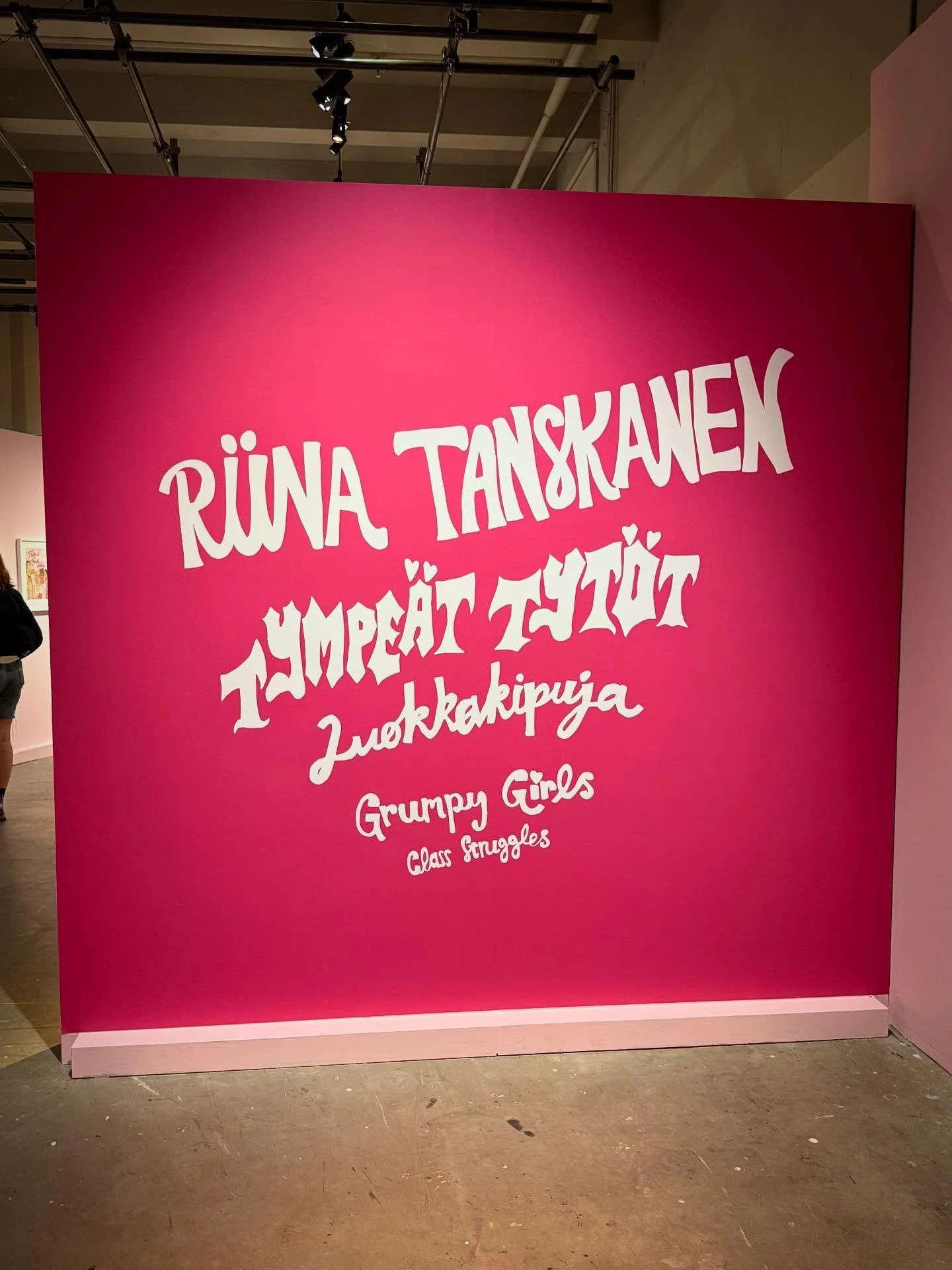 Jestas, miten voi tulla n&auml;hdyksi n&auml;yttelyss&auml;. Werstaalla on upean Riina Tanskasen Luokkakipuja-n&auml;yttely. 

P&auml;&auml;stiinh&auml;n siin&auml; jo toiselle sein&auml;lle, kun kyyneleet valuivat. Luokkakipuja. Niit&auml; meinaan o