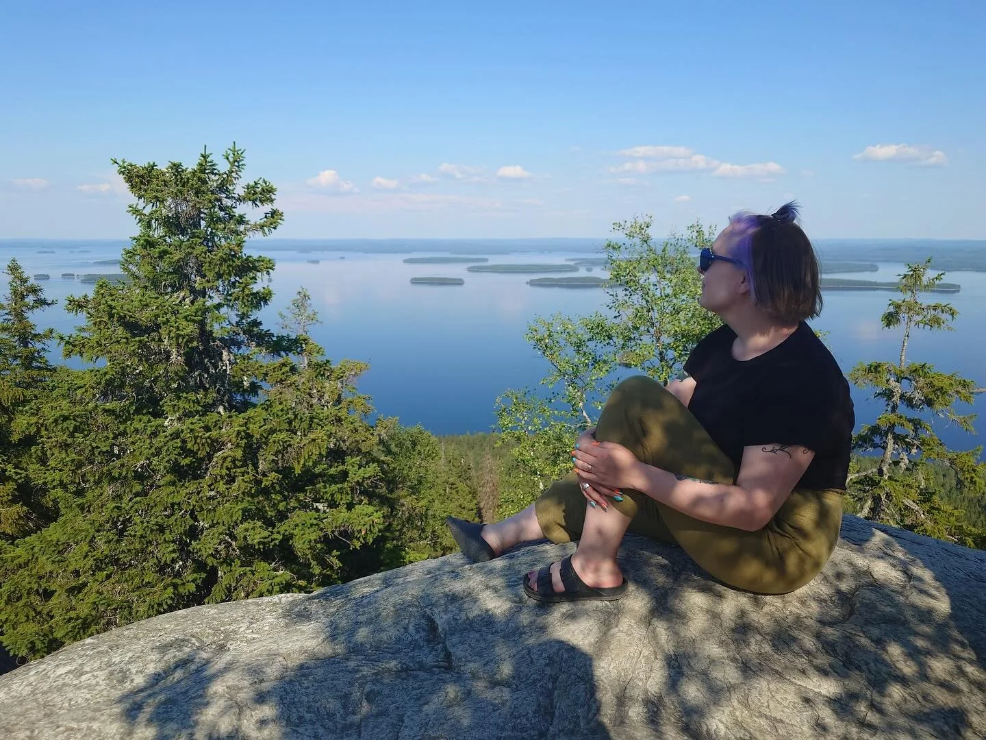 Kyykk&auml;kamujen kanssa keskiviikkoa viett&auml;m&auml;ss&auml; Ukko-Kolilla. Maisemat ja seura kohdillaan 😌❤️

#koli #UkkoKoli