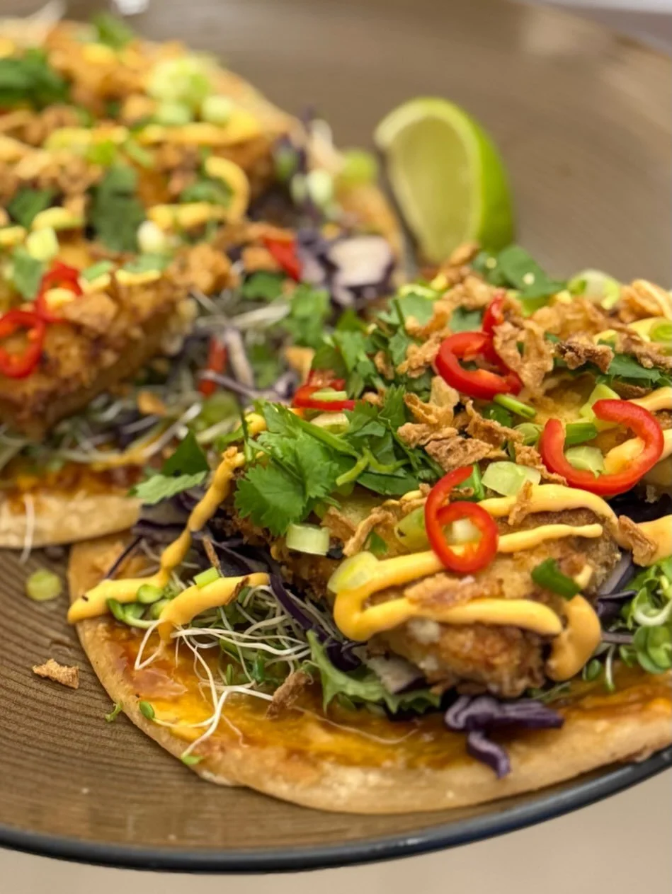 Shanghai tacoja? Yes please 🤝

Tarviit paratha-leiv&auml;t pakkasesta, k&auml;yt&auml; kuivalla pannulla ja tee esim. @viimeistamuruamyoten ohjeella friteeratut tofut. Pohjalle hoisin-kastike, lappaa p&auml;&auml;lle punakaalia, ituja, salaattia, to