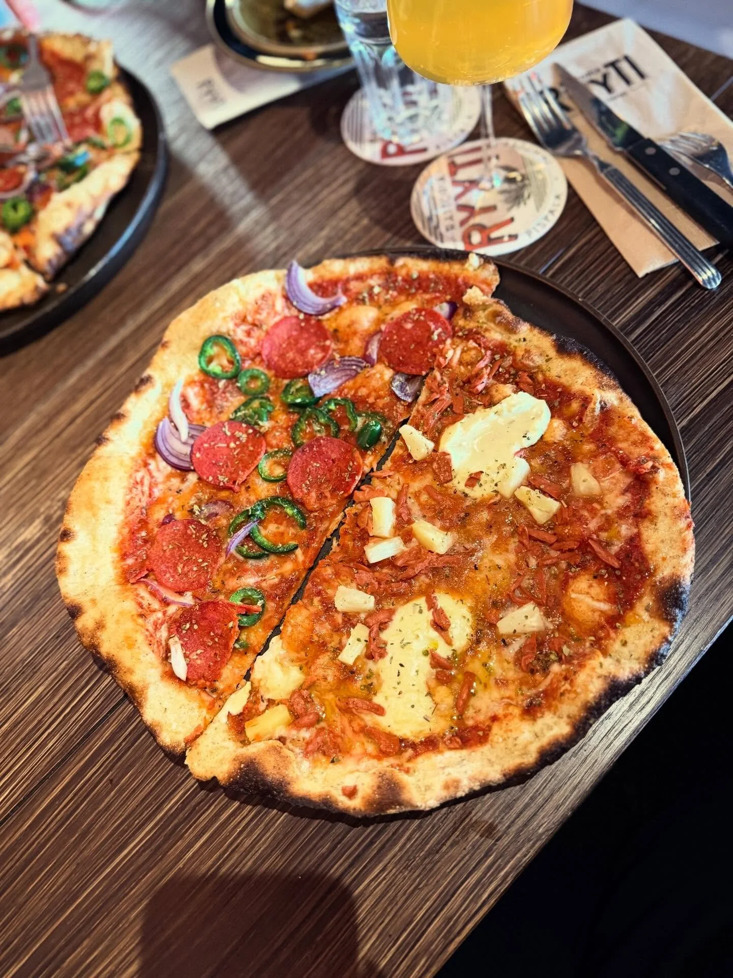 Ruokahemulin seikkailuita Pispalassa, testiss&auml; @rattoriaryyti ✨

Palvelu: hyv&auml;, v&auml;lit&ouml;n ja rento.
Milj&ouml;&ouml;: ihastuttava, sisustus oli IHANA!
Ruoka: herkullista, otettiin oliiveja, lyttypottuja ja pitsaa. 

Vahva suositus t