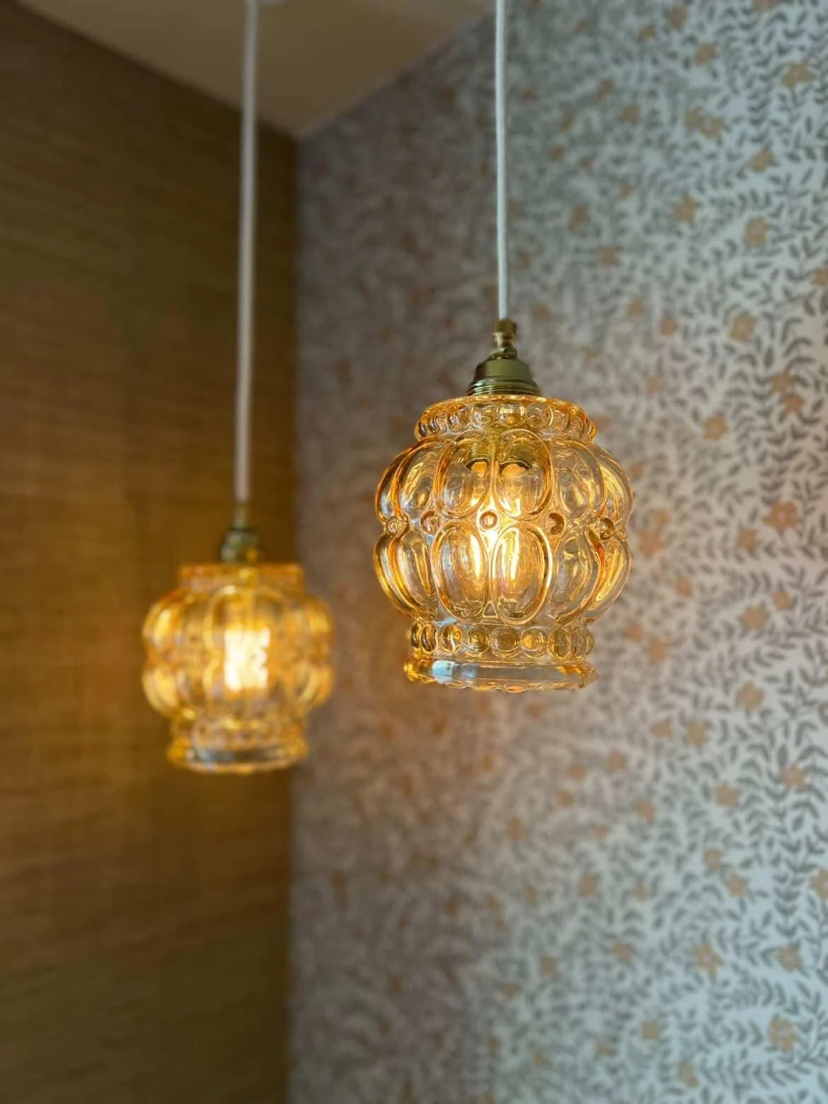 Twee rookglazen hanglampen van Helena Tynell, Fins design