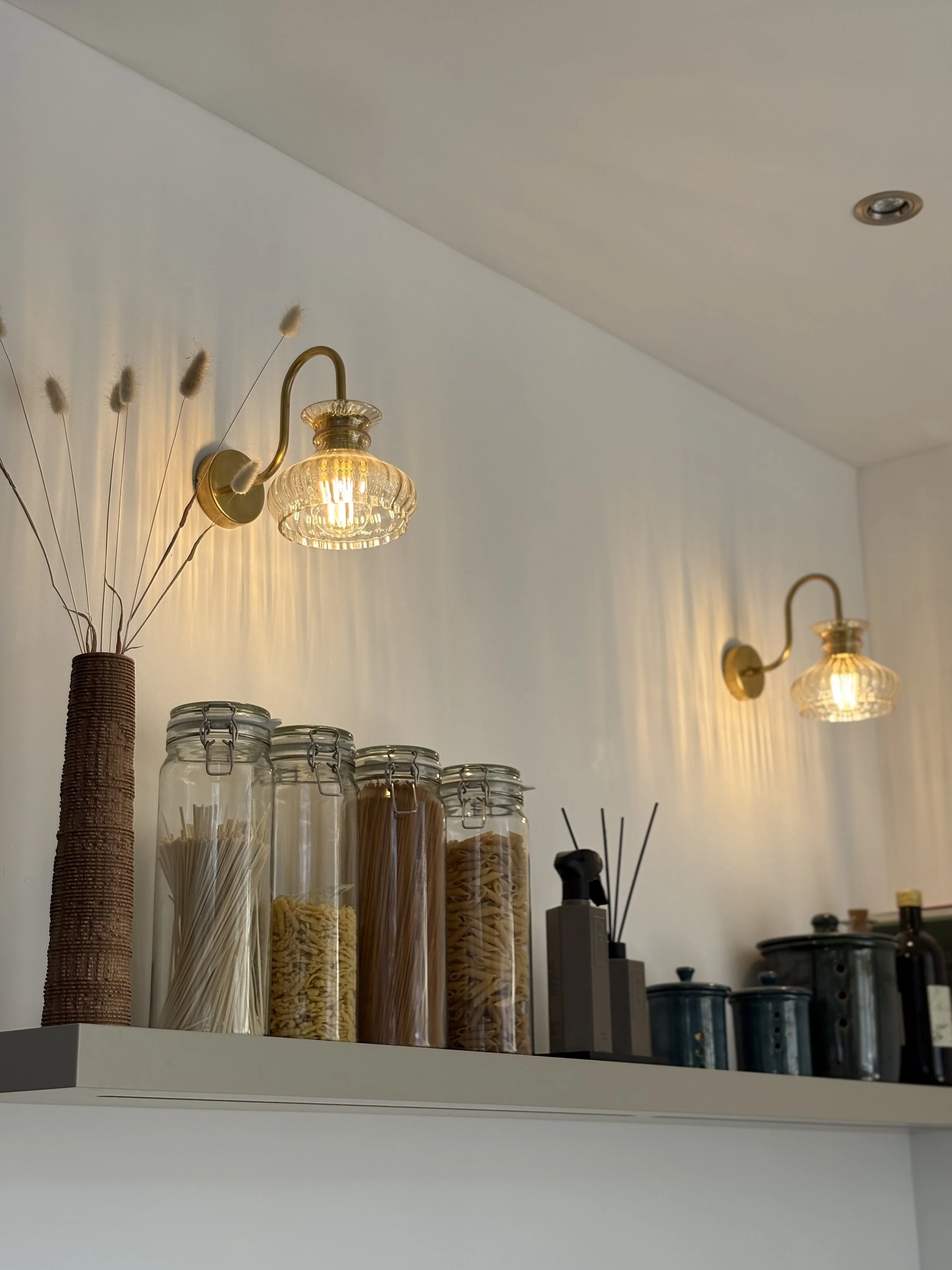 Wandlampen met messing armatuur en rookglazen vintage lampen.