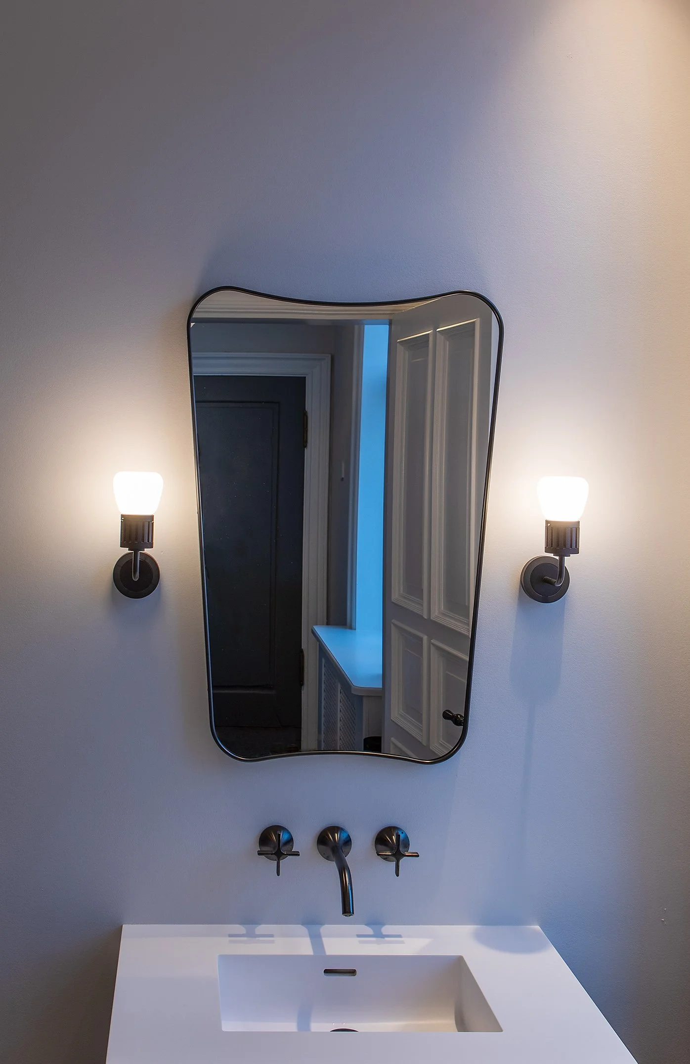 Vores lysdesign skaber en rød tråd i belysningen – fra generel og arkitektonisk belysning til nære lyskilder ved senge og borde, der sikrer både stemning og funktion.