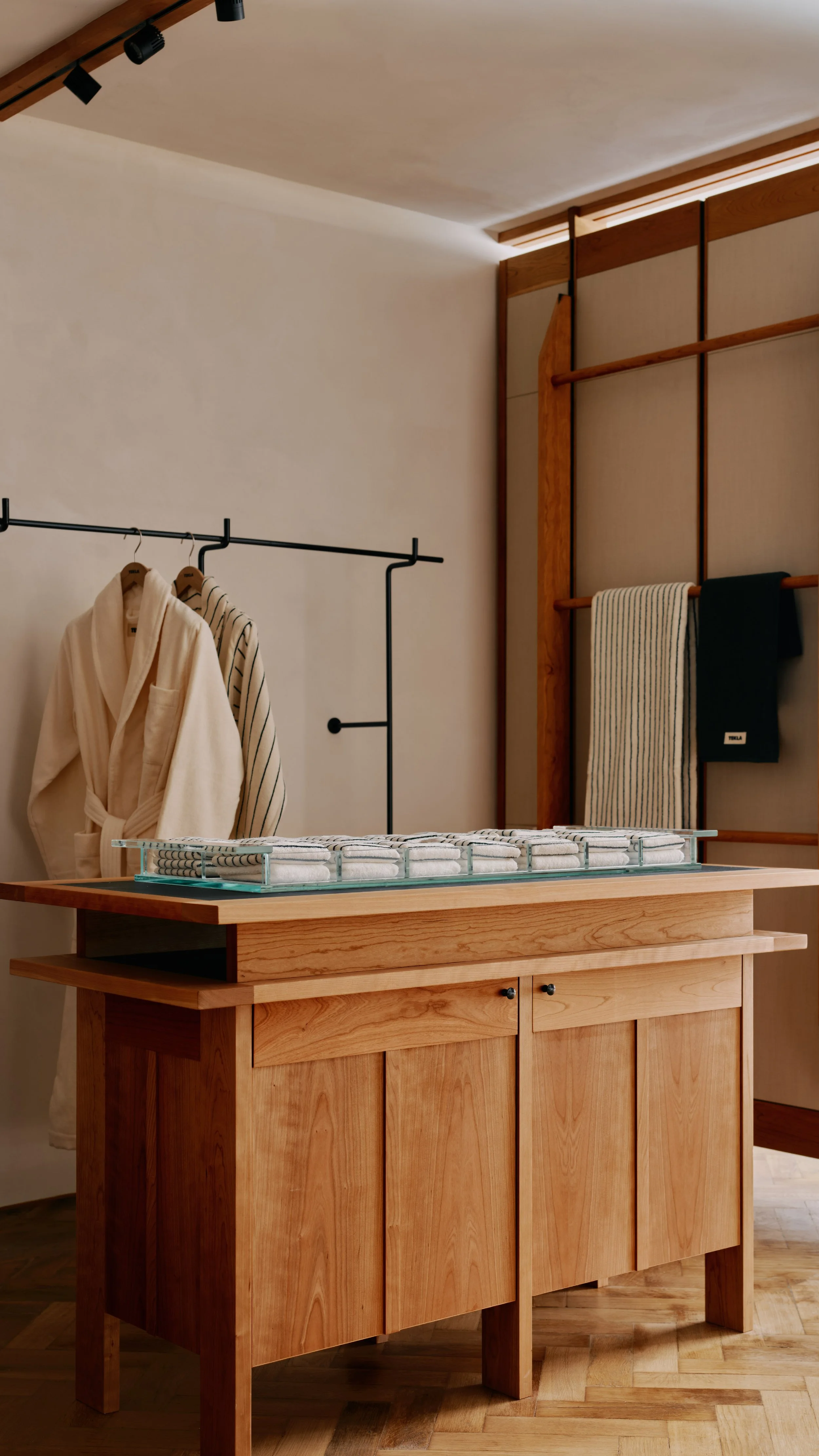 Tekla London flagship store med lys fra Viabizzuno og LEGIO