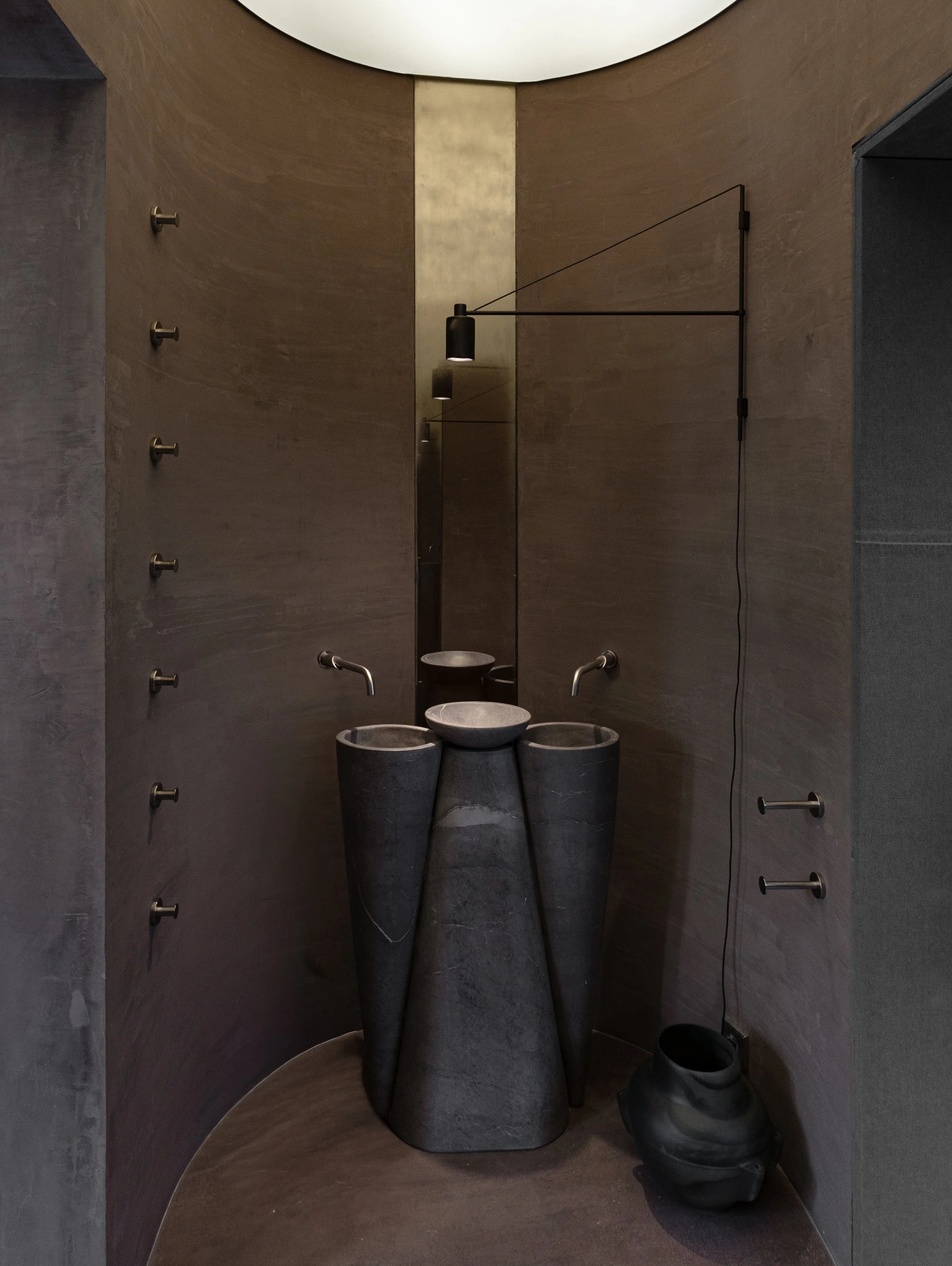 Rå og elegant væglampe fra David Pompa