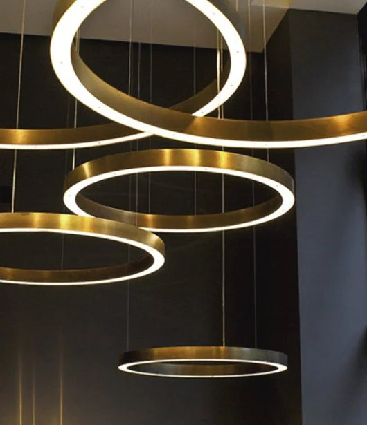 Light ring i burnished brass fra Henge. Lampen fås i mange forskellige størrelser og forskellige finish