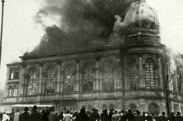 Börnerplatz_synagogue_burning_-_Kristallnacht_1938-11-10.png