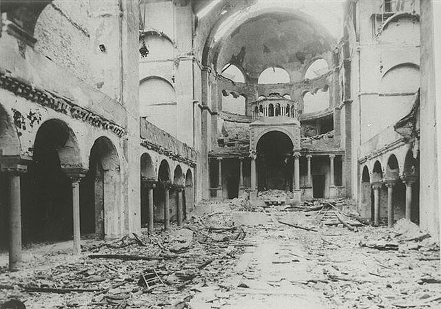Interior_view_of_the_destroyed_Fasanenstrasse_Synagogue,_Berlin.jpg