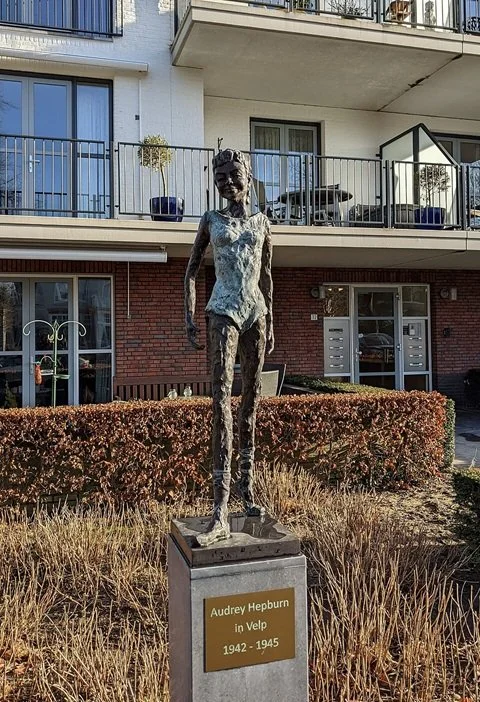 Statue of Audrey Hepburn by Yvon van Wordragen in Velp including a sign reading Audrey Hepburn in Veld 1942 - 1945