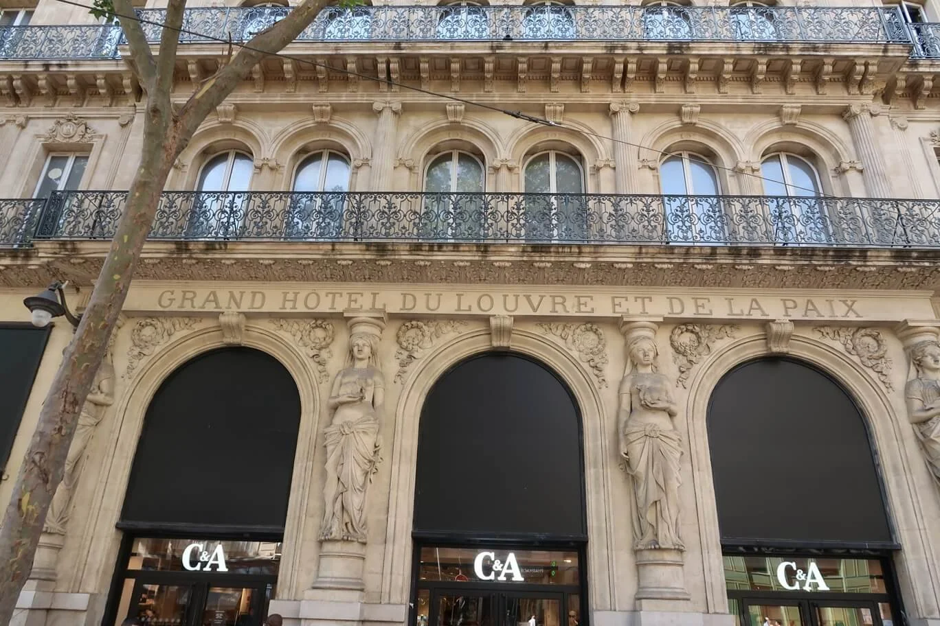 Hotel du Louvre with C&A signs