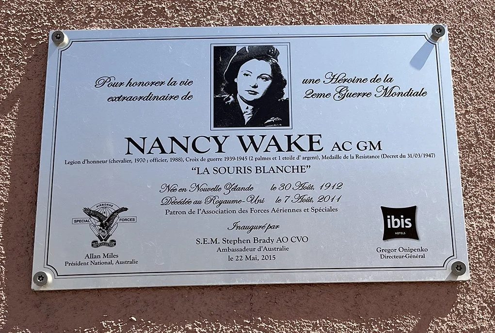 Commemoration plaque Nancy Wake at Hotel Ibis