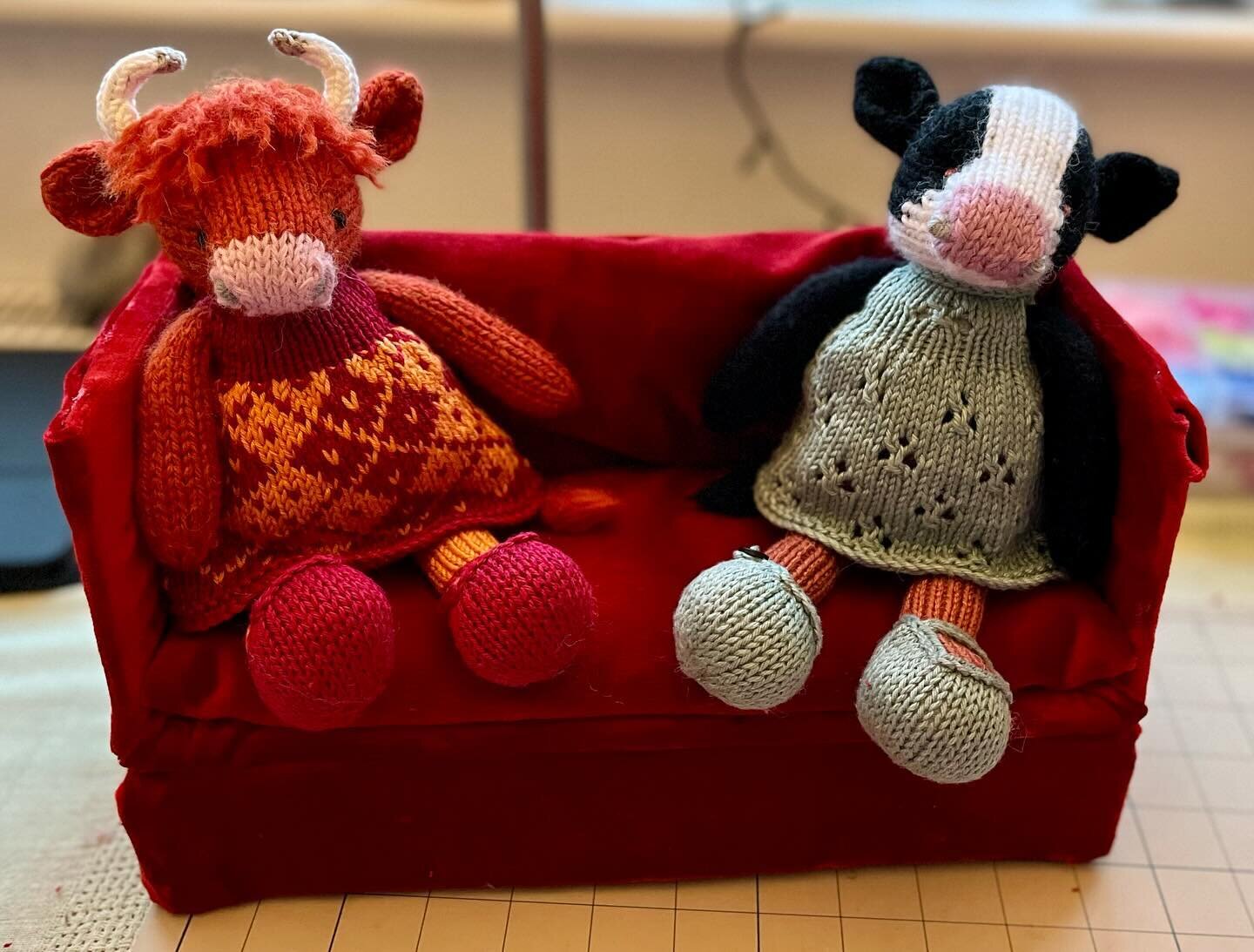 Remember the &lsquo;bits&rsquo; from yesterday? 
Here they are in all their completed glory 💗💗
A highland cow and a black and white cow. 
Sitting on a sofa I made this afternoon from some velvet from my stash and a cardboard box from @iowtomatoes 

