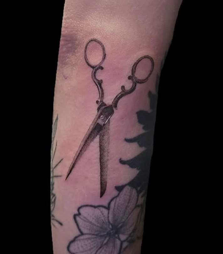 Lovely antique scissors from @depstattoos - done during our recent Friday the 13th flash day! 
.
Tegan specializes in gorgeously detailed realism pieces, but turns her hand to many styles, so reach out to her to book your next piece! 
.
#scissors #an