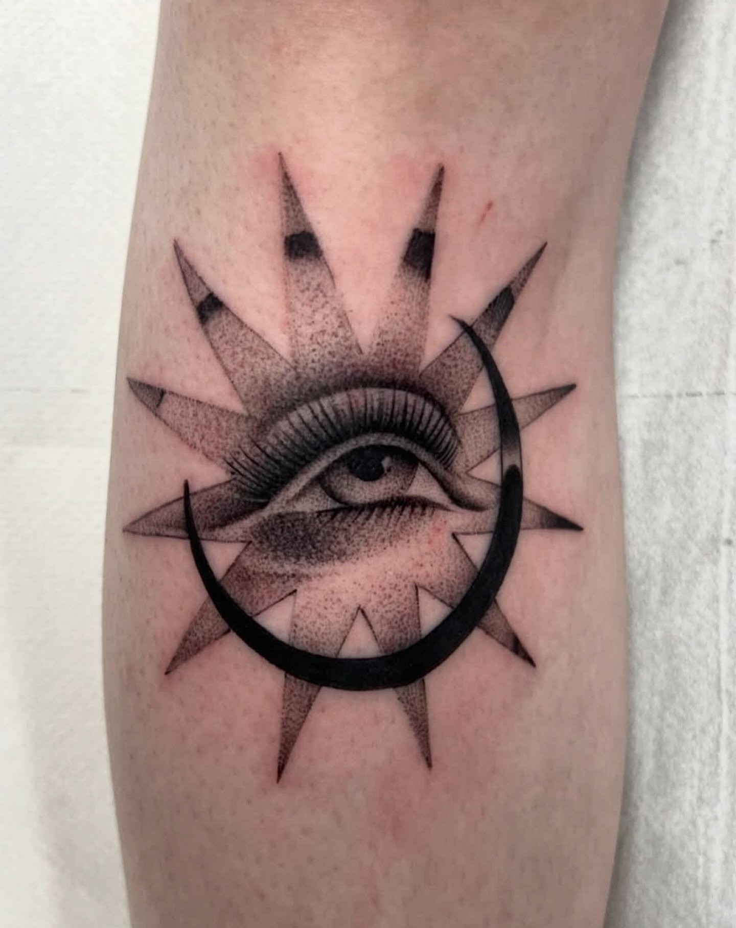 Eye in the sky from @skil_mitchell 
.
Lee is with us for a few more Fridays- reach out to him directly to book in the new year and keep up with his work.
.
#brightontattoo #worthingtattoo #startattoo #eyetattoo #blackandgraytattoo