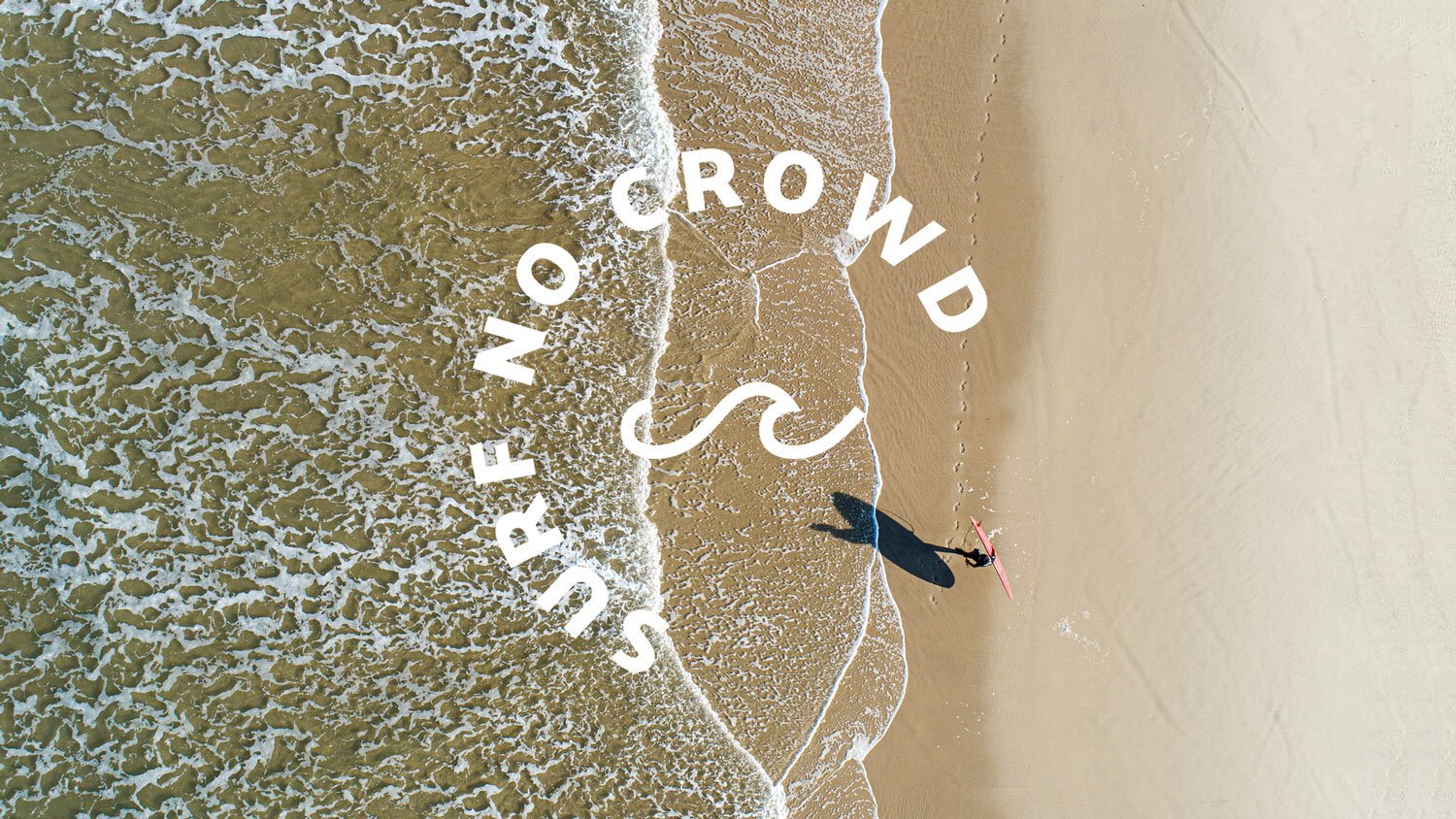 Pessoa com prancha de surfe em uma praia deserta vista de cima, com o texto "Surf No Crowd" sobreposto.