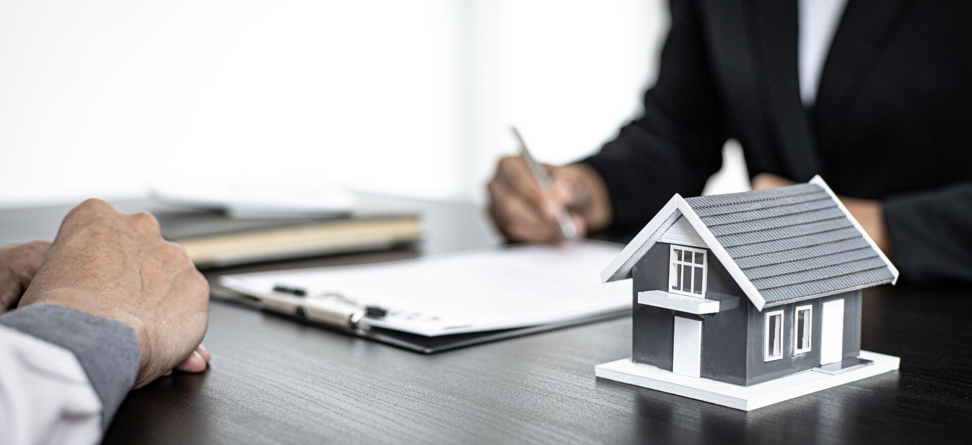 Baufinanzierungsexperte werden: Schritt für Schritt zur erfolgreichen Karriere - Alles, was Sie über Ausbildung, Voraussetzungen und Verdienstmöglichkeiten wissen müssen