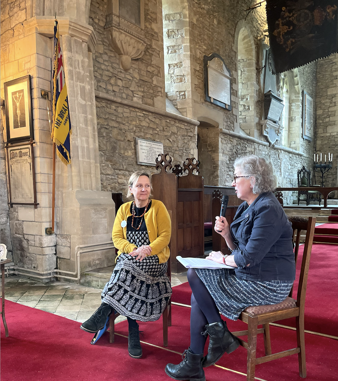  Felice in conversation with Debbie Young. Photo: © P.Hardy 