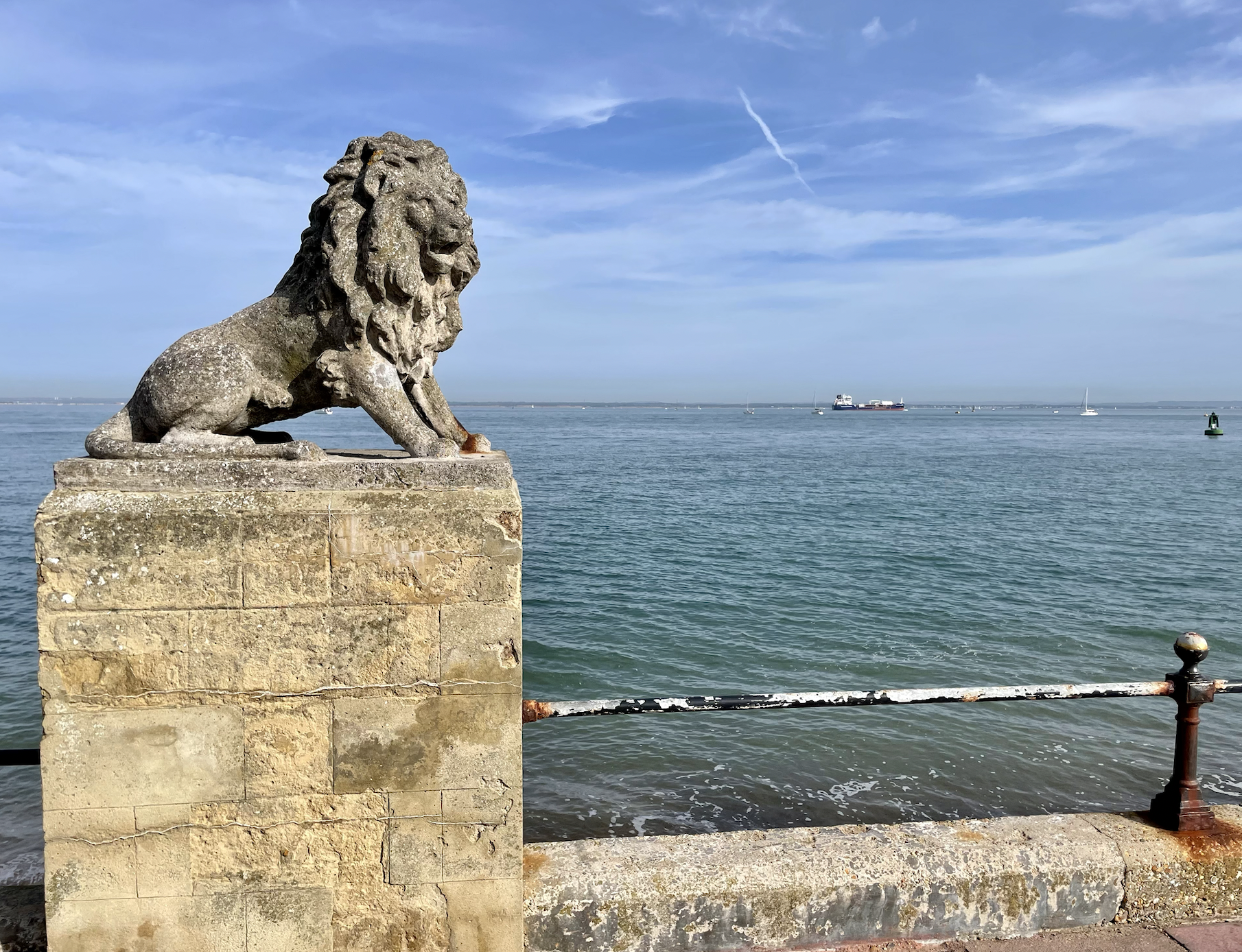 Welcome to Cowes. Photo: © F. Hardy