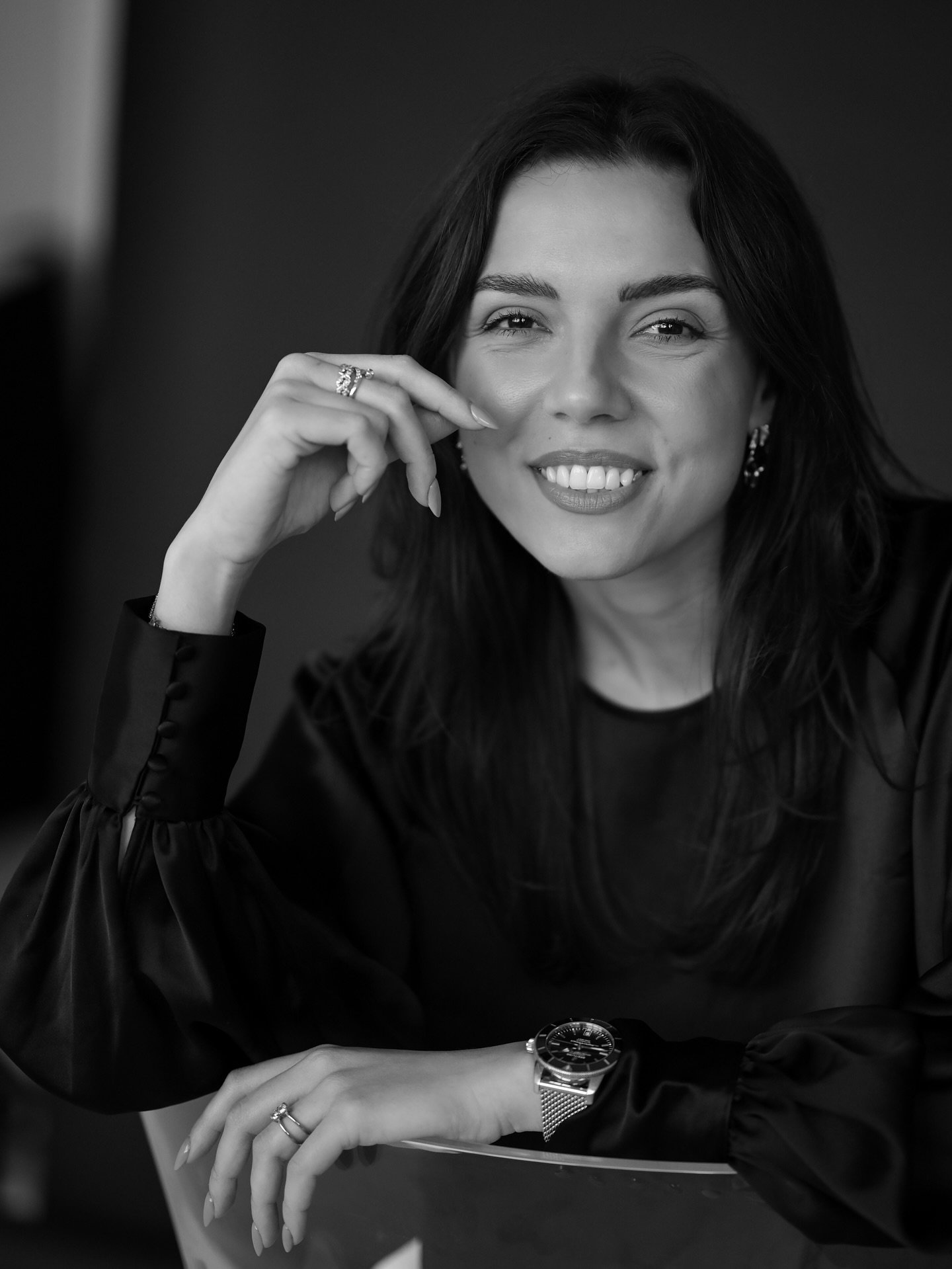 Simple and powerful 🖤
 These portraits with Rona were taken last year, but they still feel timeless. One of the secrets? The black background &mdash; it brings all the focus to emotion and personality. I&rsquo;ve fallen in love with this style all o