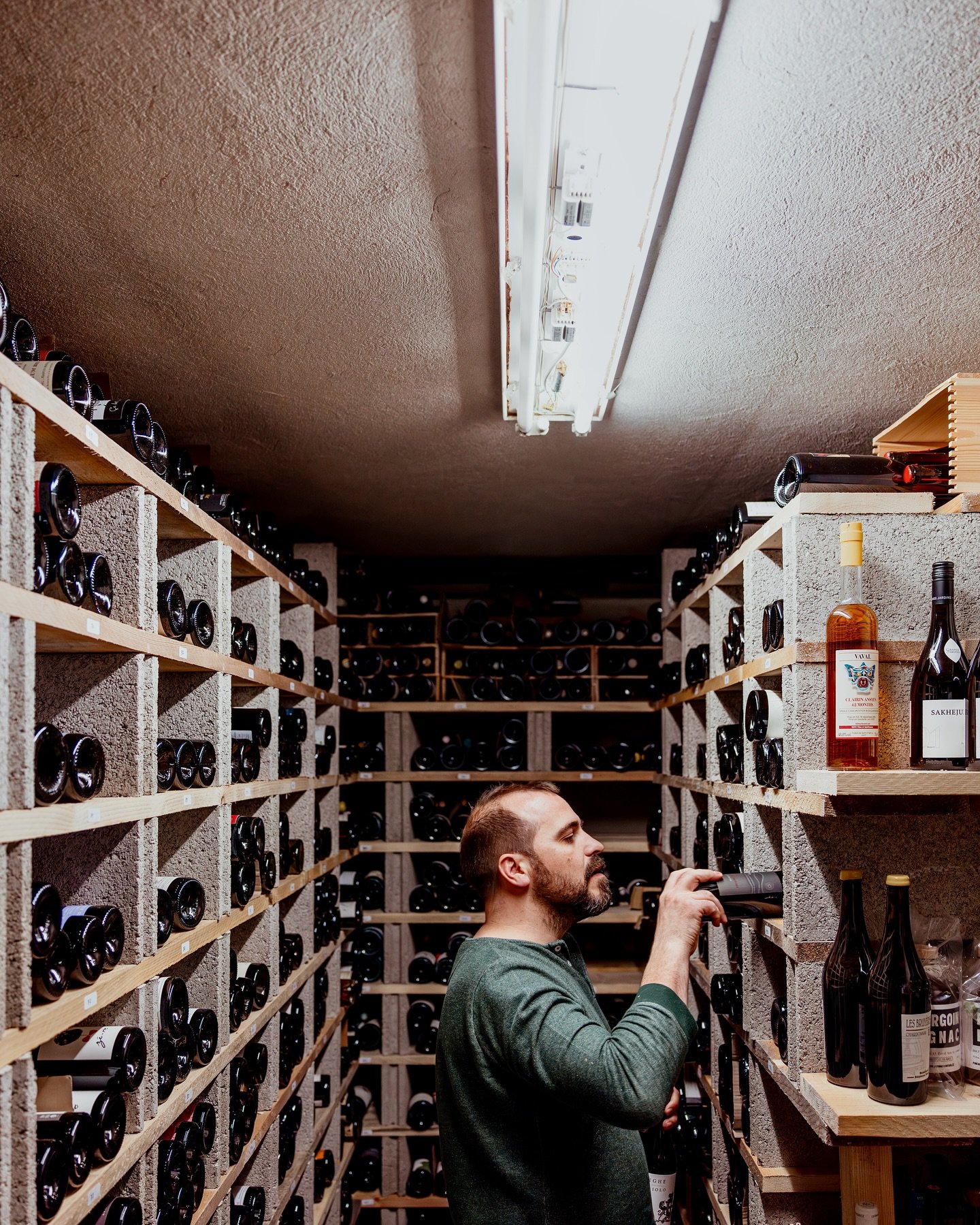 Errance dans la cave, &agrave; chercher l&rsquo;accord parfait 🍷 

Ici, sous le restaurant : notre cave &agrave; vins, patiemment &eacute;toff&eacute;e et pens&eacute;e pour accompagner au mieux chaque assiette.

C&rsquo;est @lio.schneider qui veill