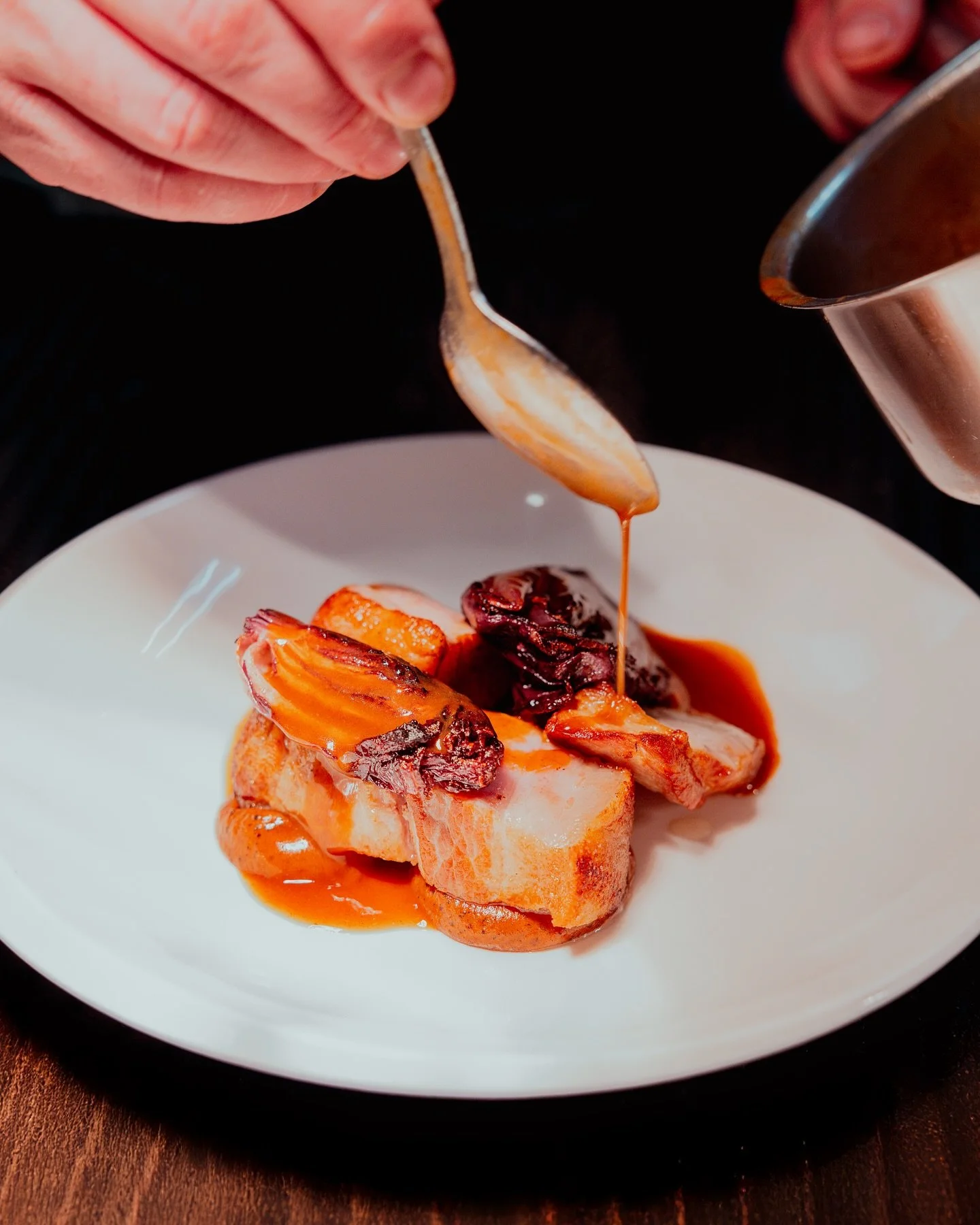L&rsquo;amour du geste, jusqu&rsquo;&agrave; la derni&egrave;re touche. 

On envoie, et quel bonheur de voir et entendre vos retours au fil des jours ! Vous transmettre la passion de la bonne assiette et du bon verre qui va avec; c&rsquo;est &ccedil;
