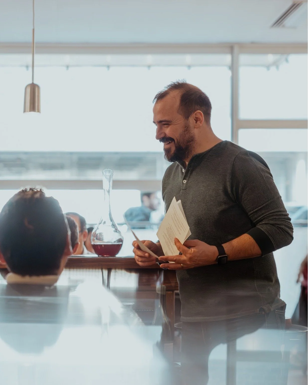 Le service, une affaire de justesse et d&rsquo;attention.

Chez MATI&Egrave;RE, le service n&rsquo;est jamais fig&eacute;. Il vit, il respire, il s&rsquo;adapte. Il commence par un regard, un sourire, une mani&egrave;re de pr&eacute;senter un plat ou