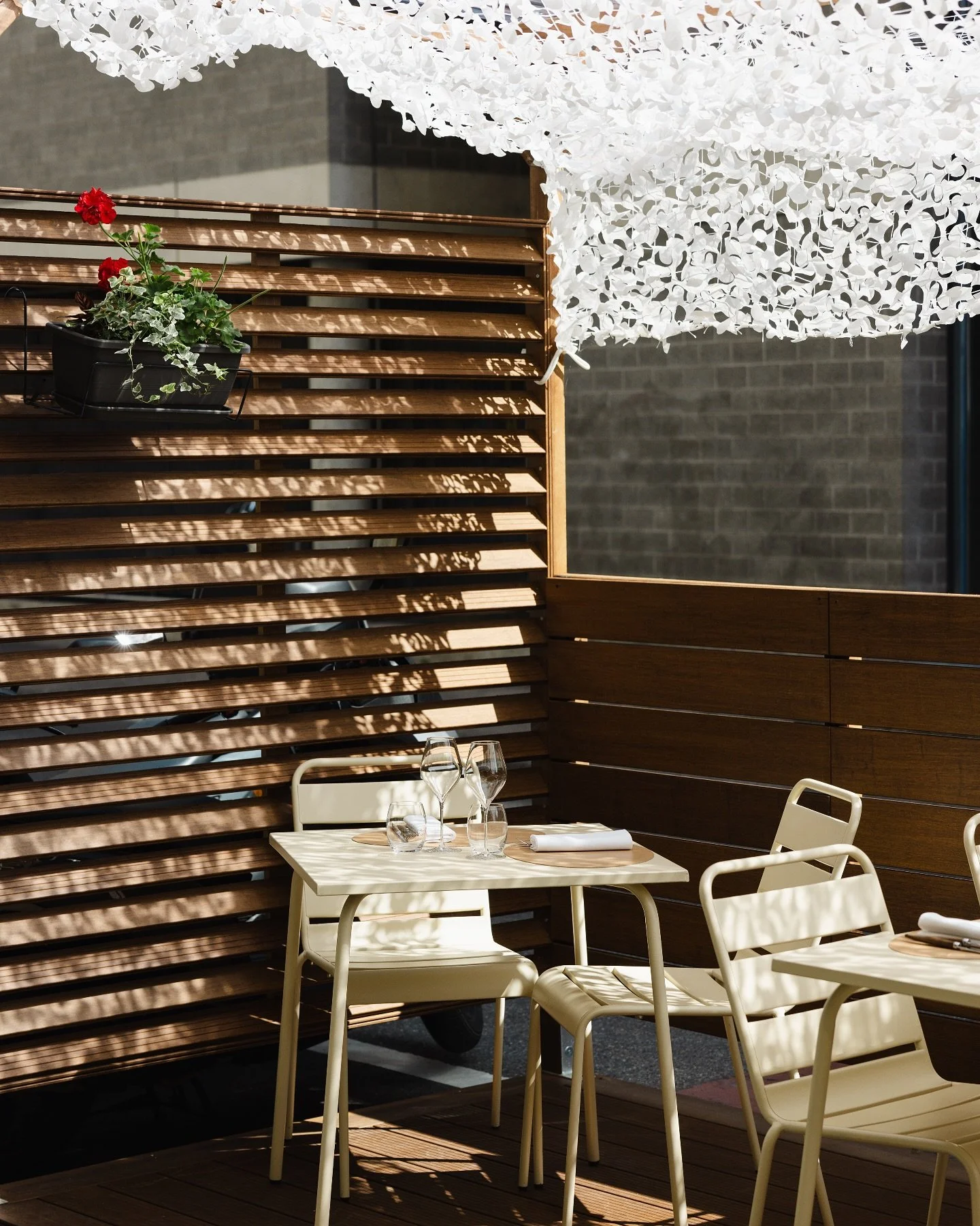 Deux infos importantes se cachent sur cette image : nous sommes ouverts pendant les jours f&eacute;ri&eacute;s et &mdash; pour en profiter pleinement &mdash; la terrasse est de retour ! ☀️

Les beaux jours s&rsquo;installent, et avec eux l&rsquo;envi