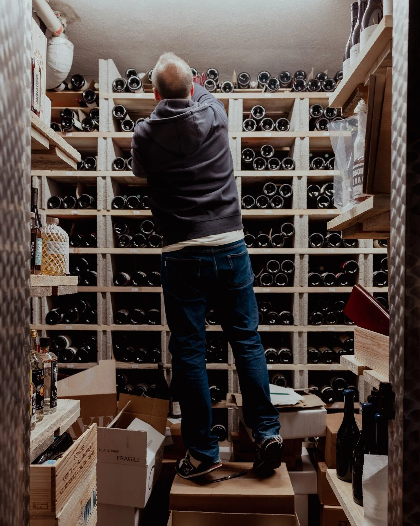 Lionel dans son coffre &agrave; jouets&hellip; 🍷

Ici les histoires se pr&eacute;servent puis se d&eacute;bouchent, racontant un r&eacute;cit, une aventure de la terre.⁠ S&eacute;lection pointue, curiosit&eacute; sans fin et amour du vivant : on ne 