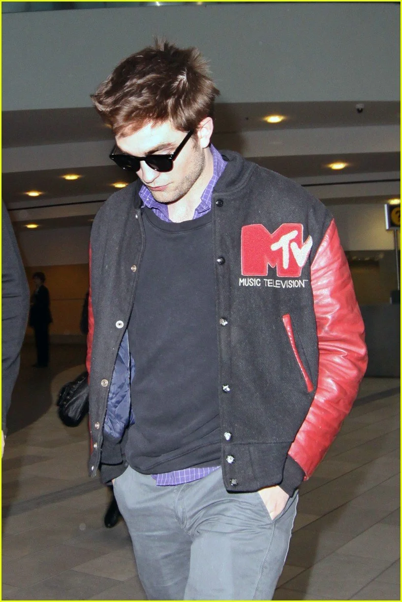 robert-pattinson-mtv-jacket-02.jpg