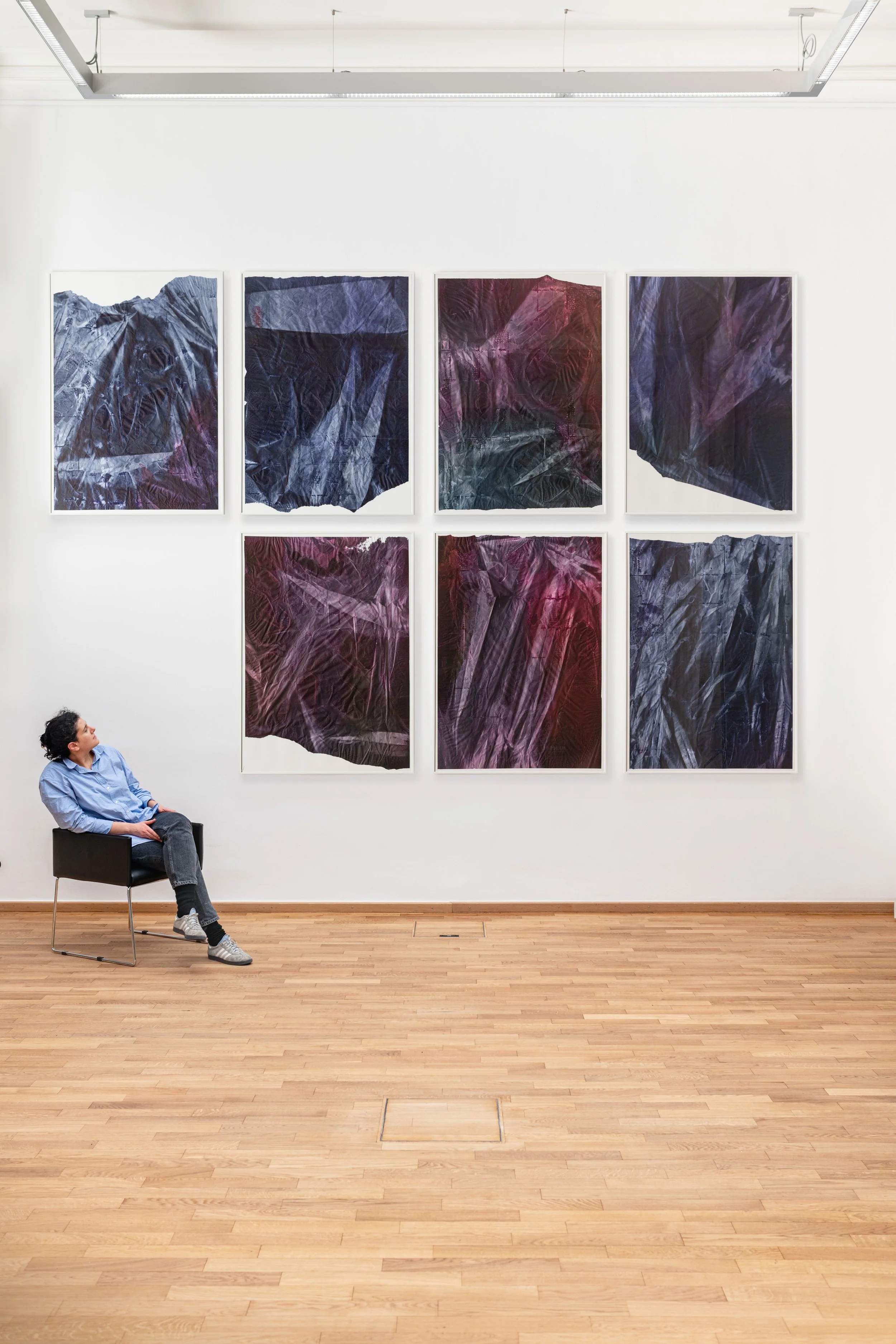 Die Künstlerin und Stipendiatin der Stiftung Kunstfonds, Anna Schapiro, vor ihrer Arbeit, in der Berlin-Brandenburgische Akademie der Wissenschaften. (Gefördert durch die  Stiftung Preußische Seehandlung)
