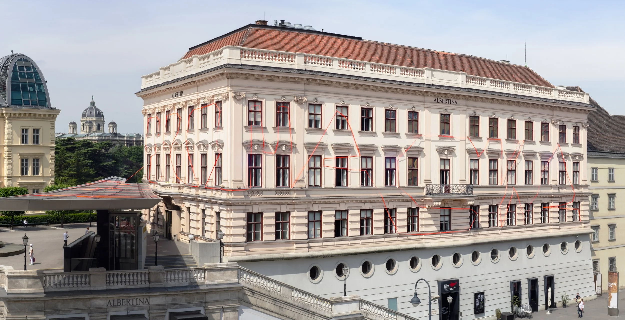 Architekturaufnahme der Albertina in Wien, mit einer Fassadenarbeit von Rainer Prohaska, MATERIALMATTERS Fotografie / Robert Vanis