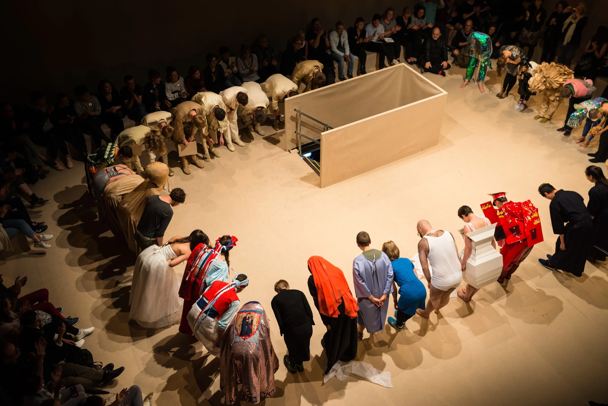 Performancedokumentation im Projekttheater der HfBK Dresden, MATERIALMATTERS Fotografie / Robert Vanis