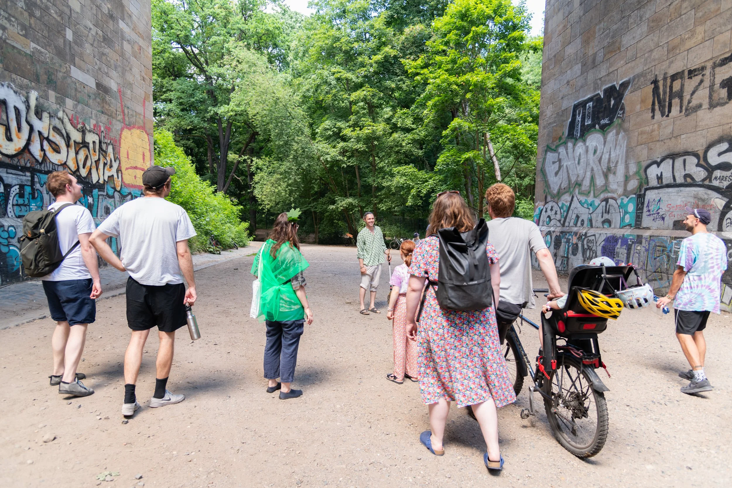 Eine interaktive Aktion in der Dresdner Neustadt mit: Eva Jaekel, Caroline Beach, Johanna Seidel, Felix Ermacora, Deborah Geppert, Sad Fussball, Stefan Brock, Cocktail Napkin Band, Moritz Berger, Jürgen Dreißig, MATERIALMATTERS/ Victoria Gentsch