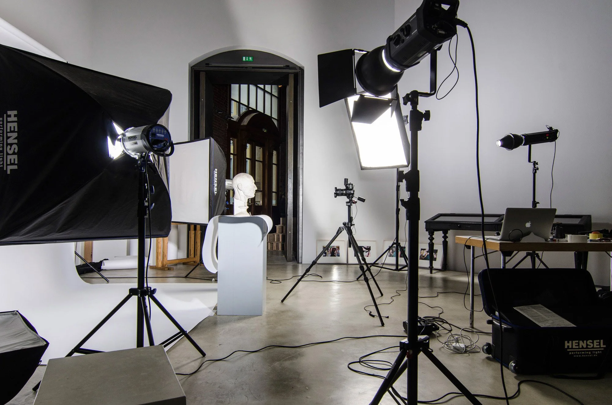 behind the scenes Katalogproduktion: Mark Dion - Die Akademie der Dinge im Oktogon, Hochschule für Bildende Künste Dresden, Foto: MATERIALMATTERS / Robert Vanis