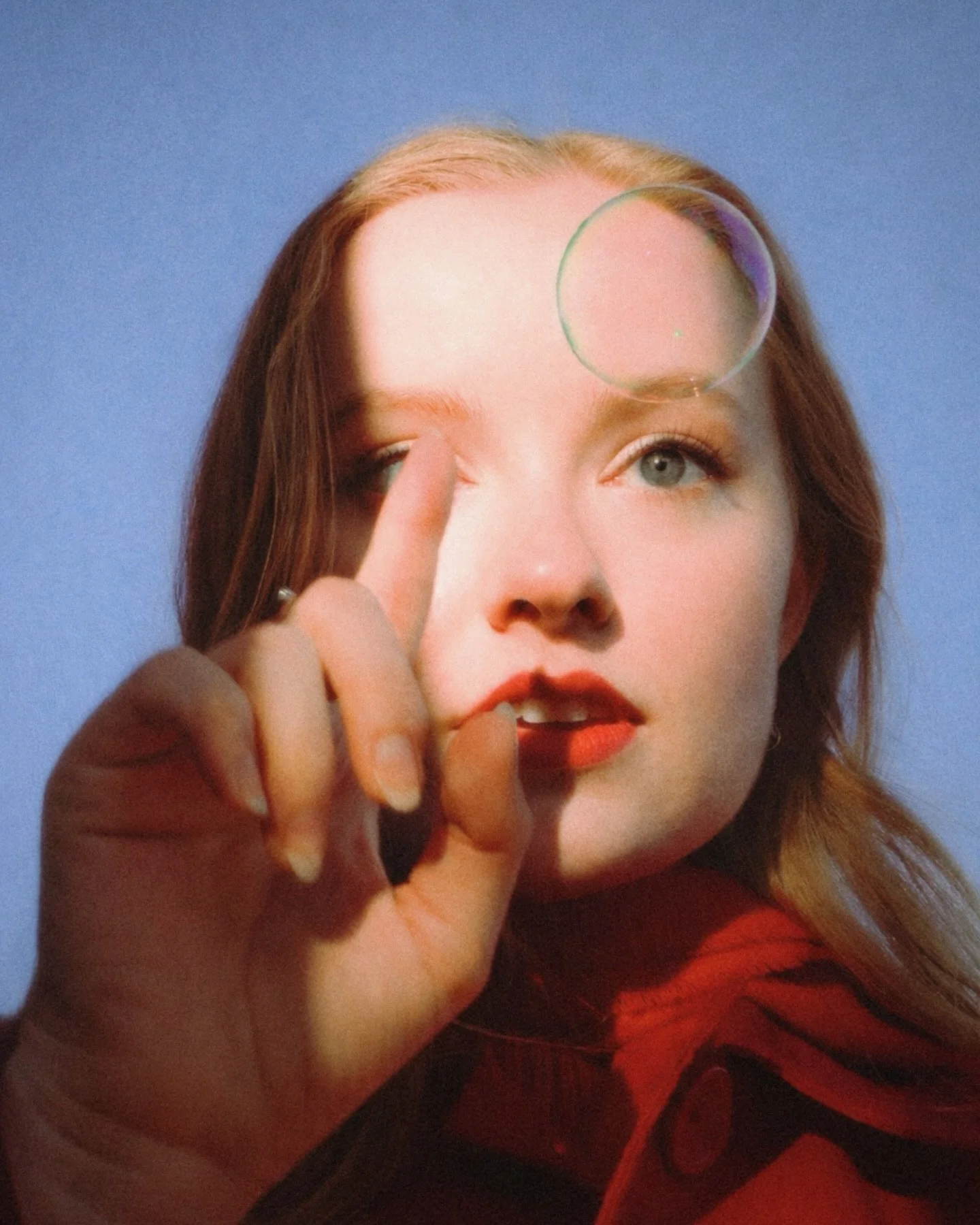 a love letter to red and blue with Eva!!! 

So obsessed with these &amp; so grateful to @evacraw for modeling!!! She&rsquo;s the best ❤️💙❤️💙

#nashvillephotographer #creativeportrait #bubbles #middletenneseephotographer