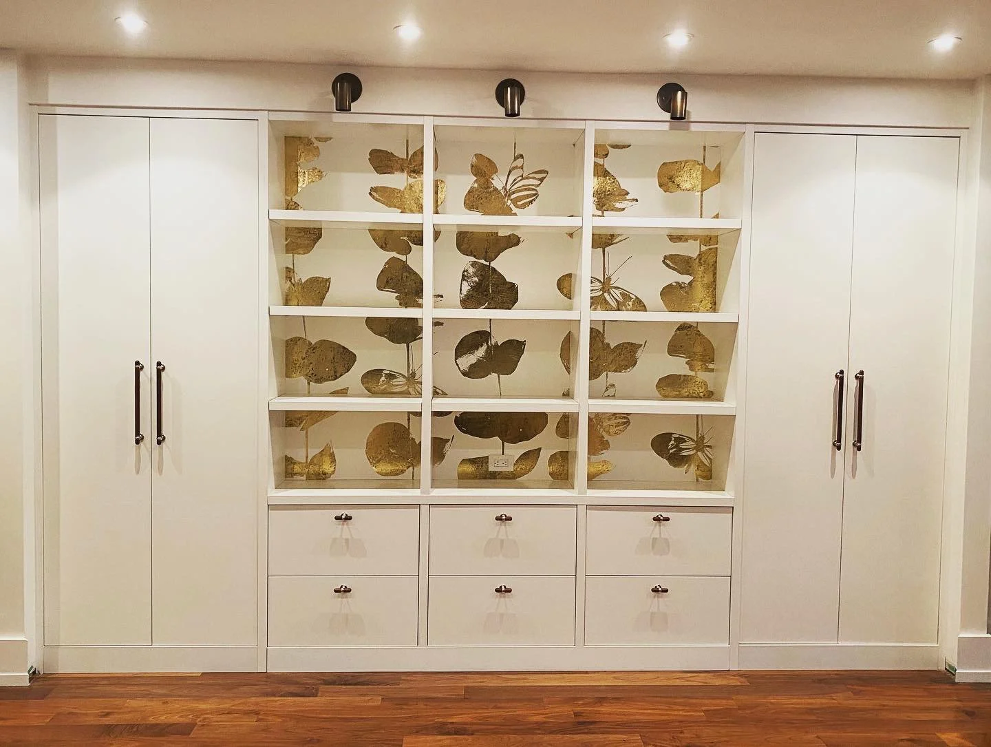 white bedroom built in.jpeg