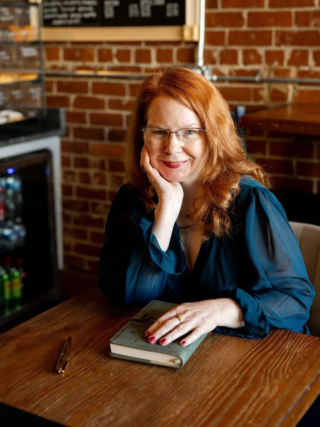 Cozy and classy headshots for the beautiful @chatsbymaria! 📸 (And of course @garmonyhouse_cc was the perfect backdrop ☕)