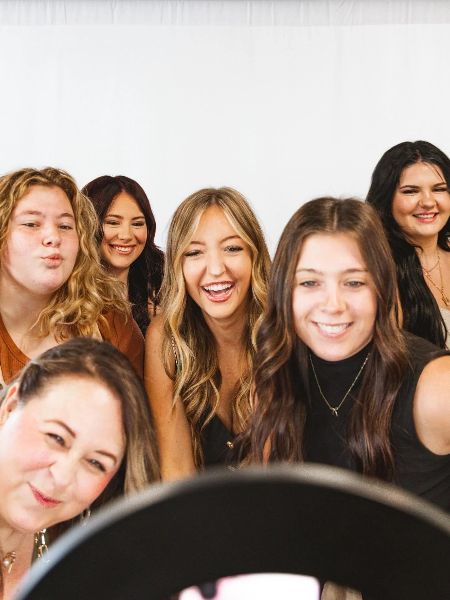 Let me tell you, the @honeyhairco.salon girls are so FUN! 💇&zwj;♀️ Their branding session was such a joy. I loved getting to capture their fun-loving energy (and, of course, perfect hair 🤩)!